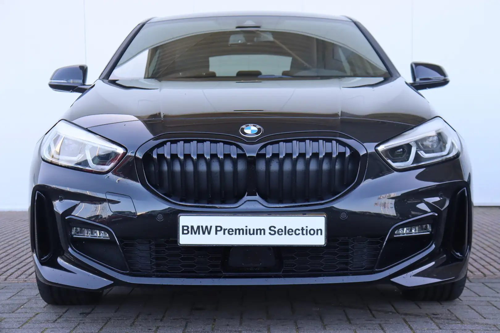 BMW 1 Serie 5-deurs 118i High Executive M-Sportpakket Zwart - 2