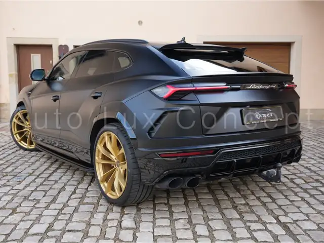 Lamborghini Urus view 4