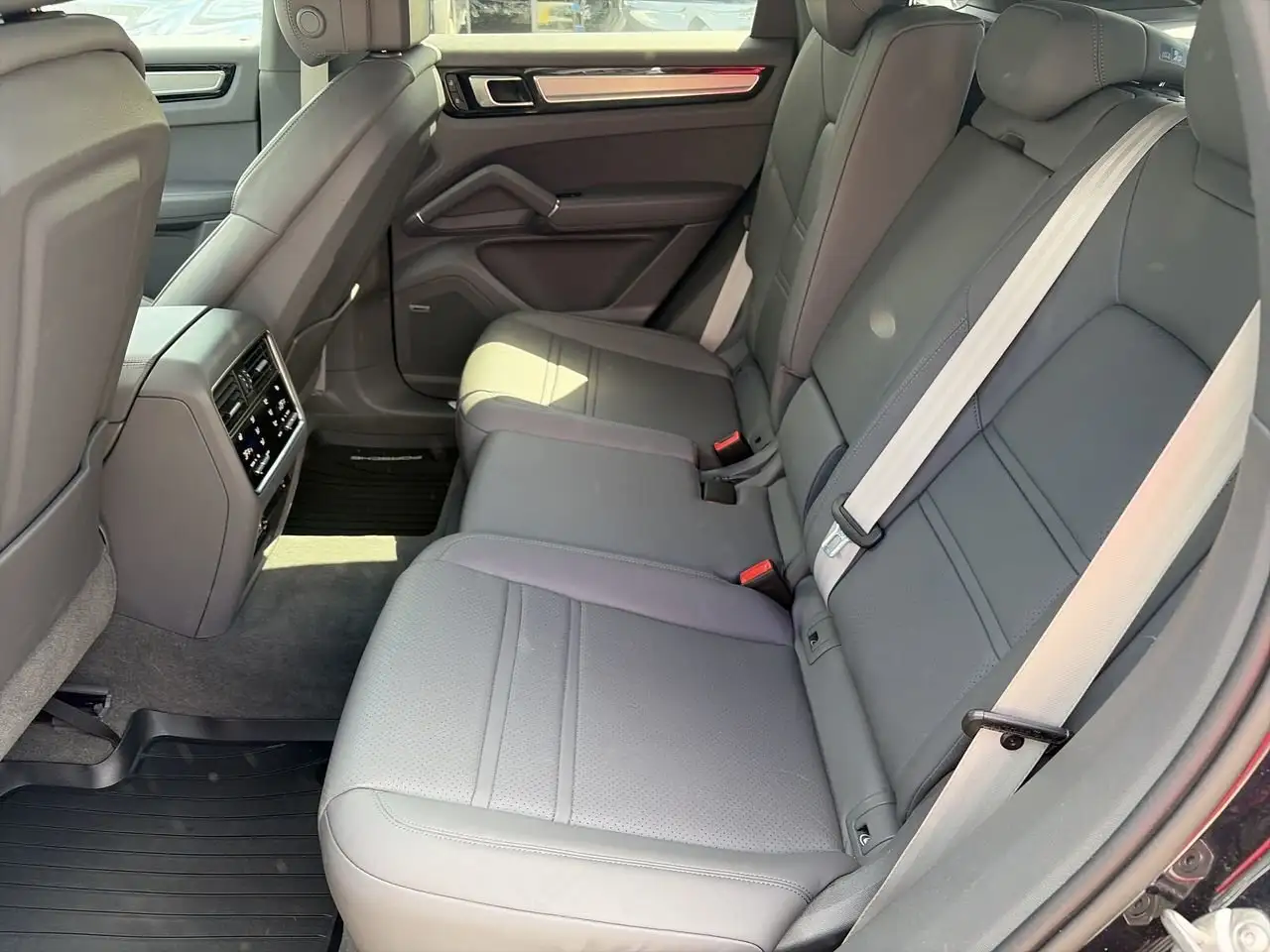 Porsche Cayenne снимка Porsche Cayenne