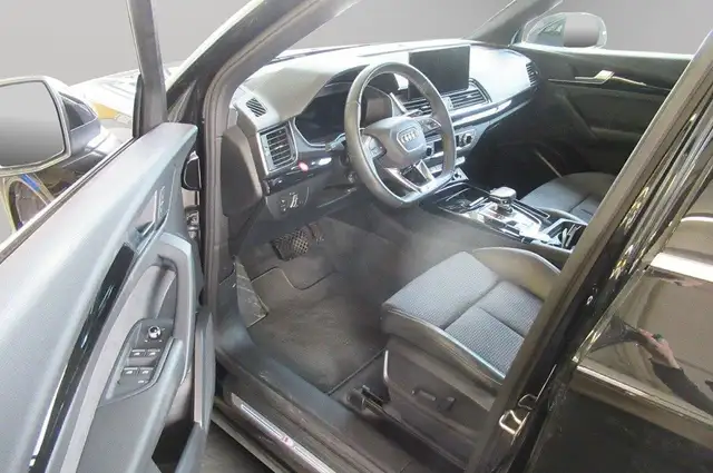 Audi Q5 view 4