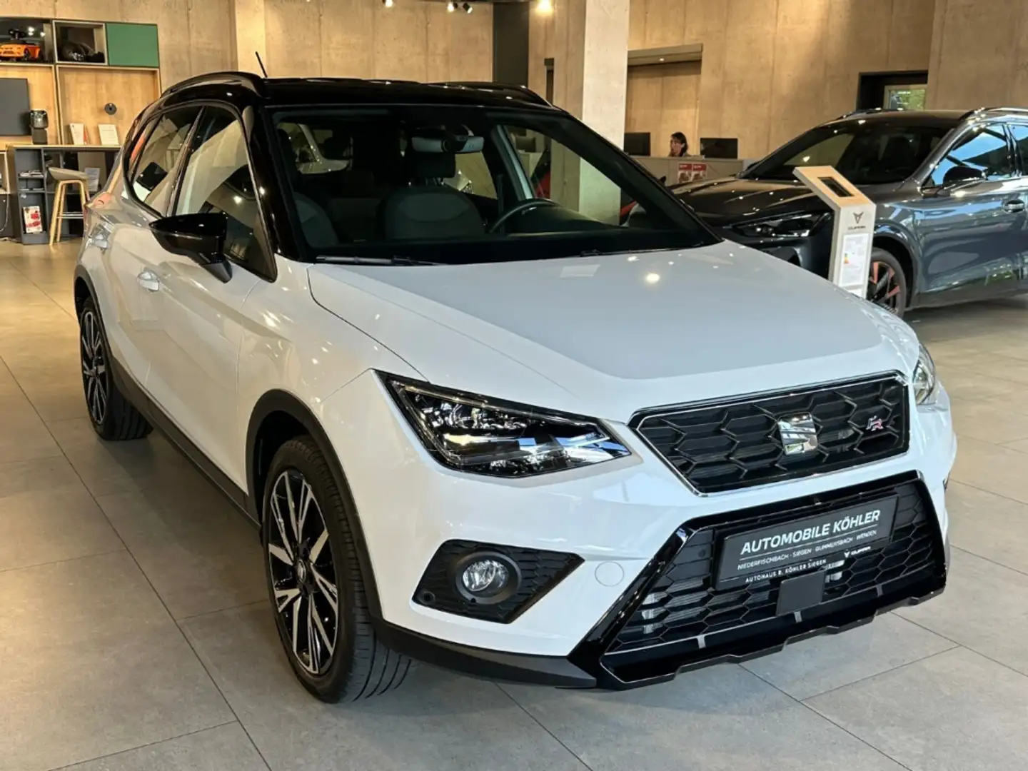 SEAT Arona FR 1.0 TSI / AHK / NAVI / Black Edition Weiß - 2