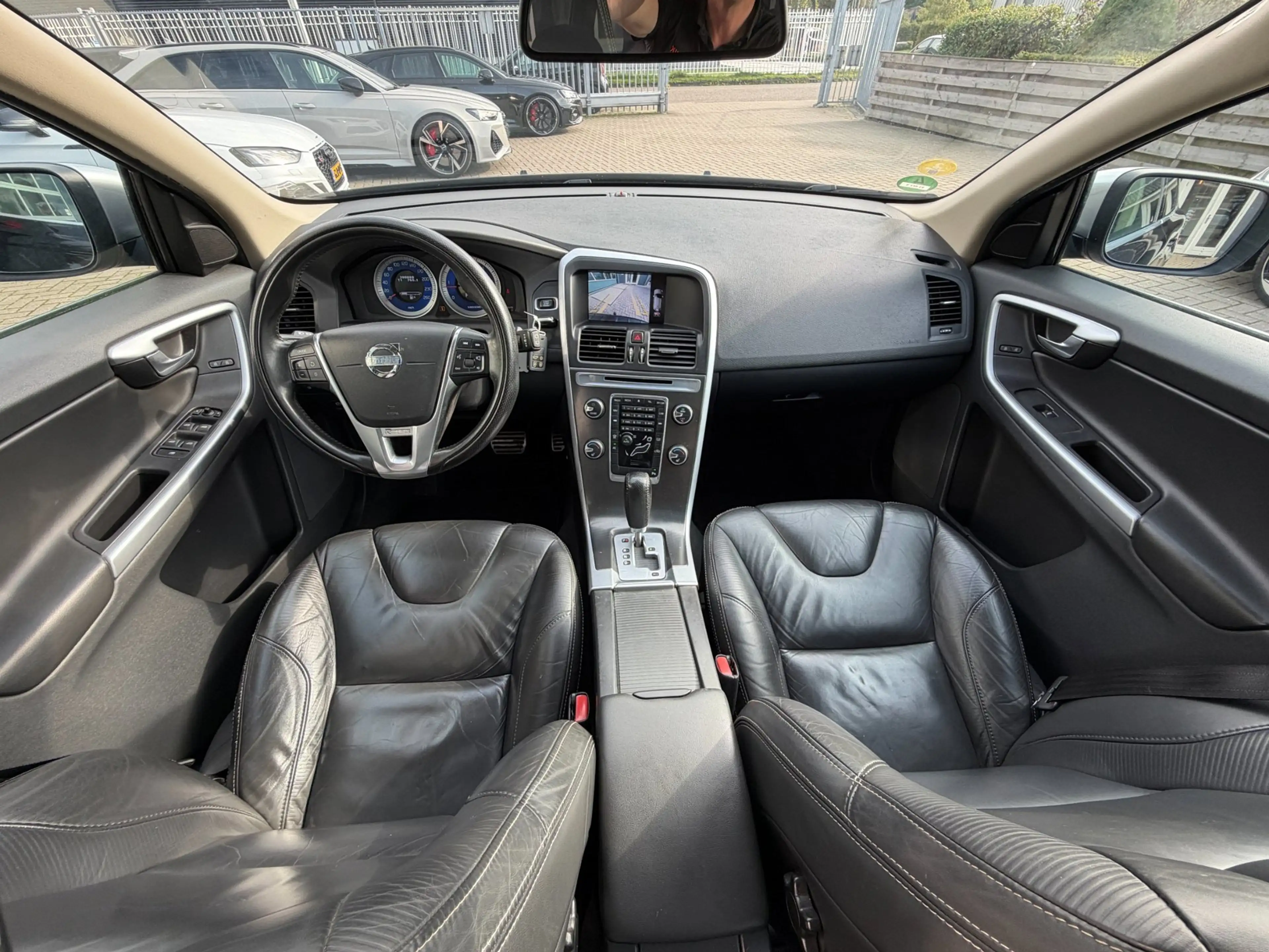 Volvo XC60 2.0 D3 R-Design / Pano / Youngtimer / Leder / Top — photo 38