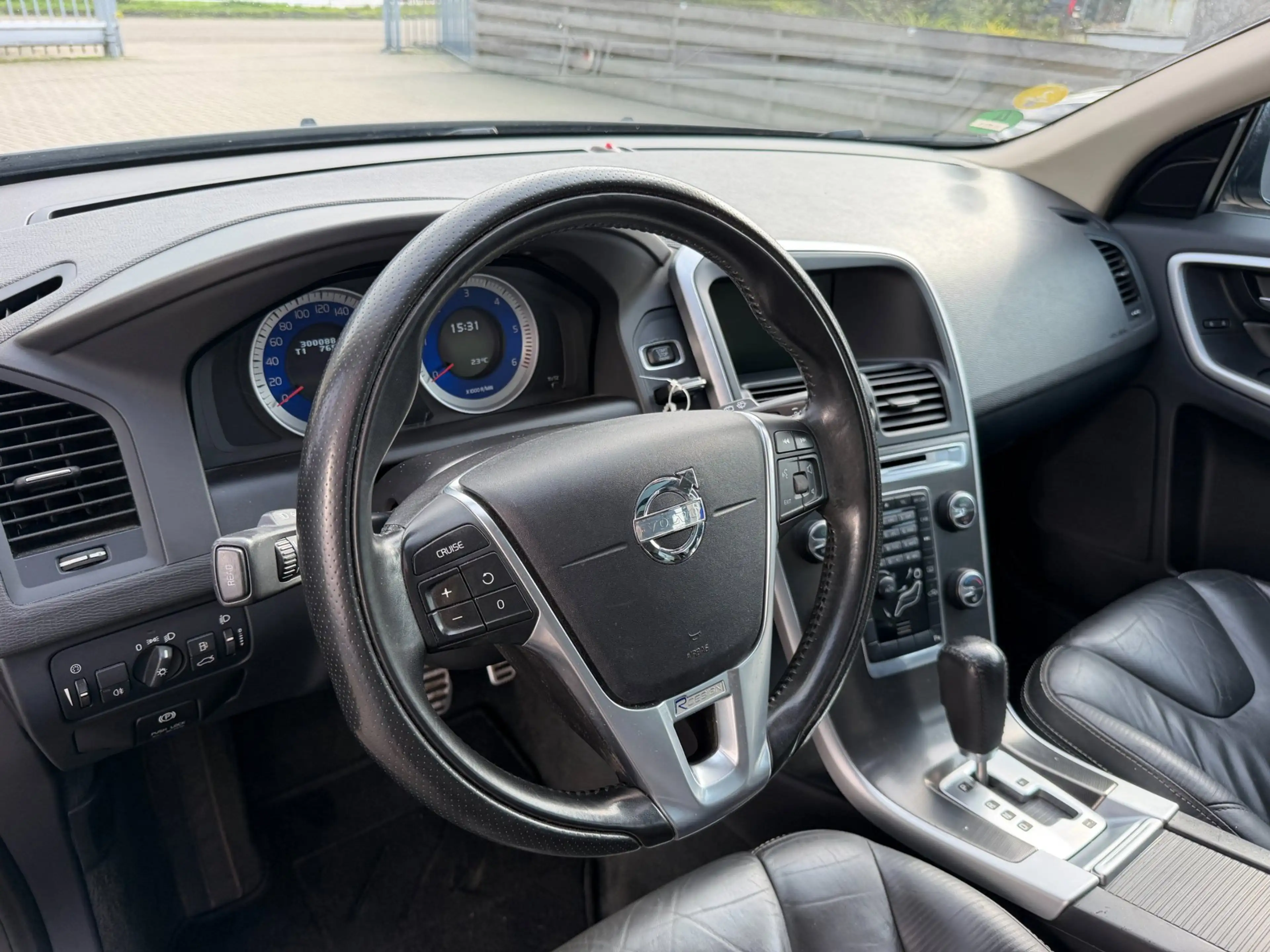 Volvo XC60 2.0 D3 R-Design / Pano / Youngtimer / Leder / Top — photo 26