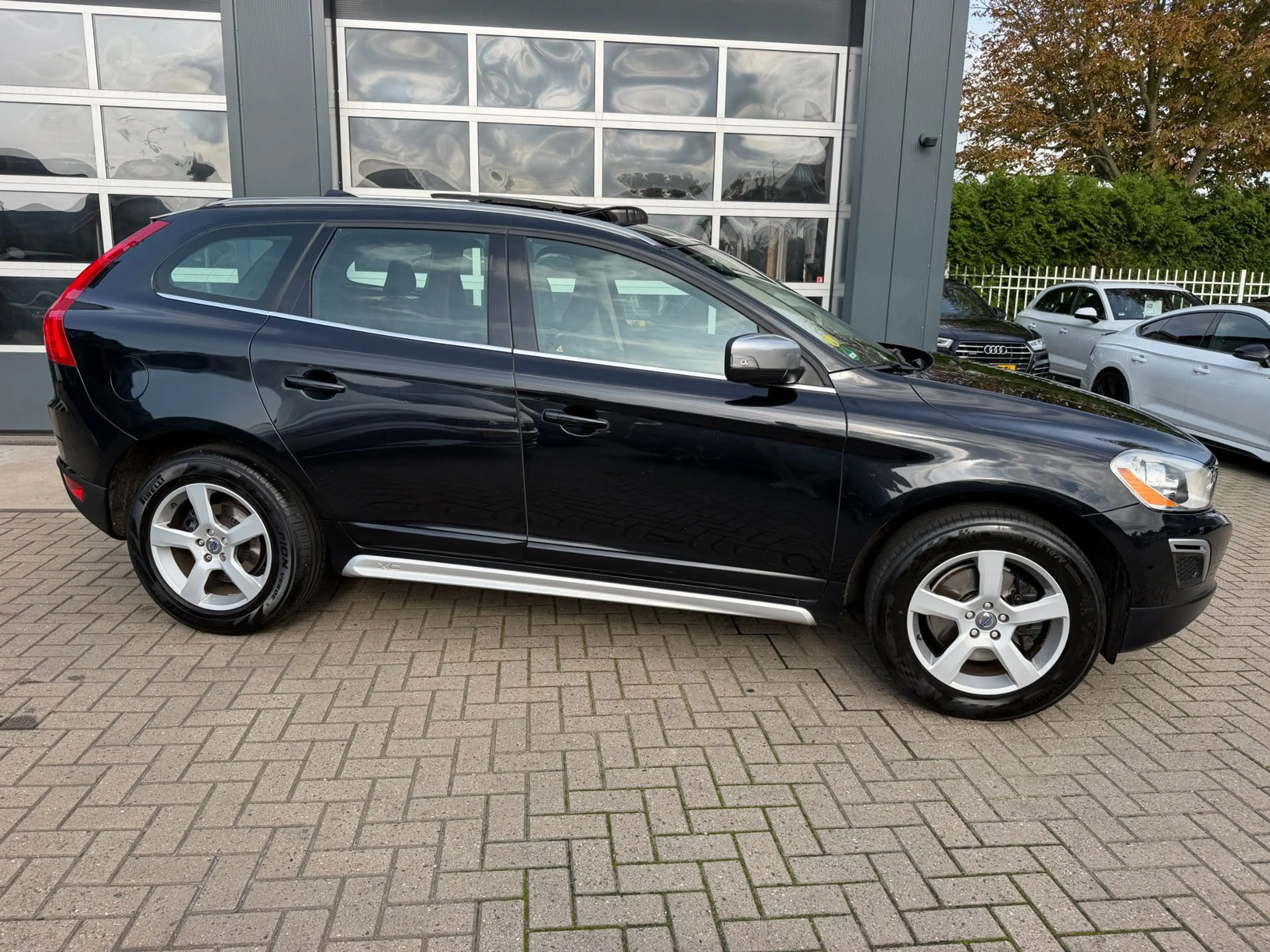 Volvo XC60 2.0 D3 R-Design / Pano / Youngtimer / Leder / Top — photo 7