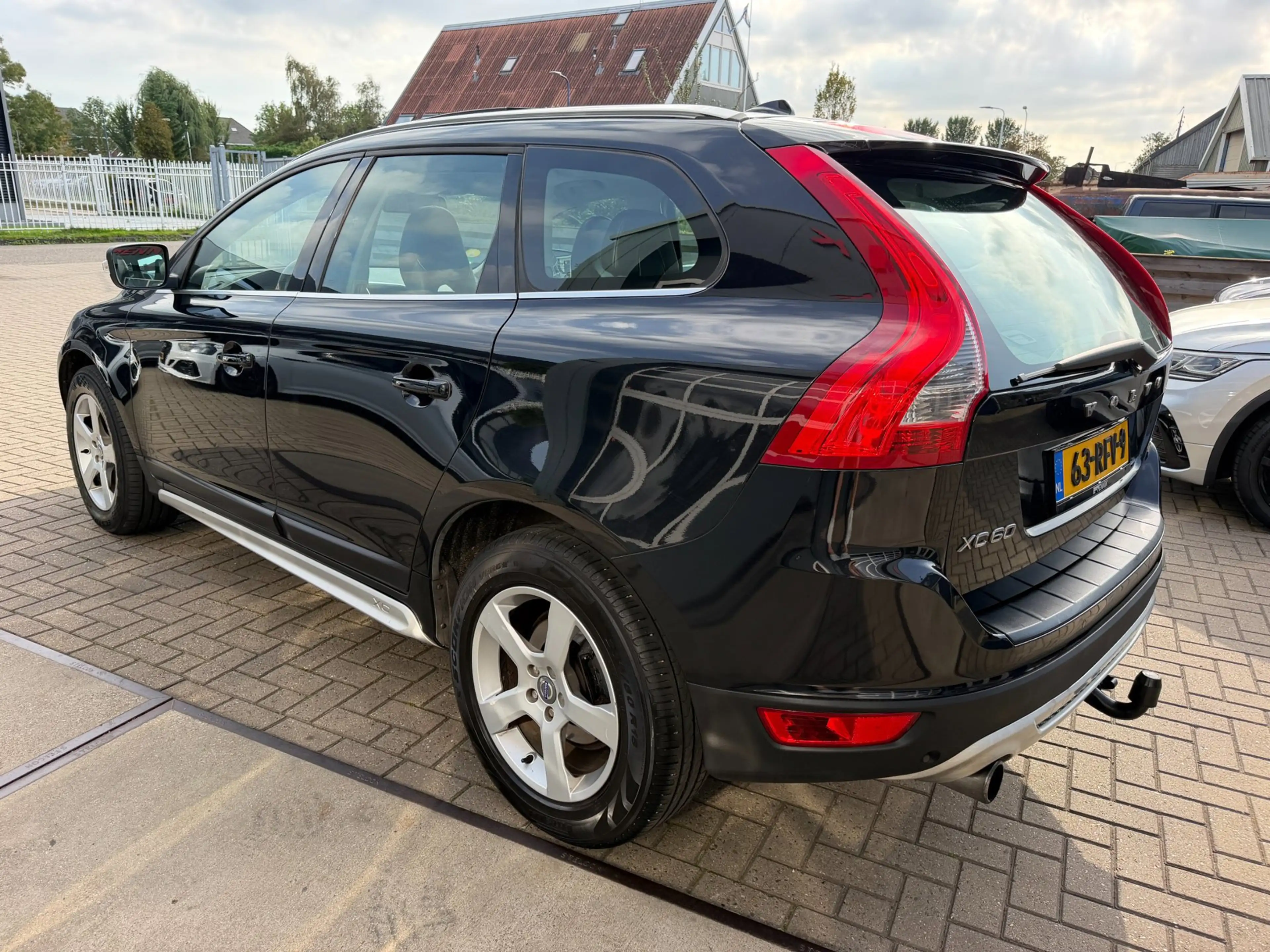 Volvo XC60 2.0 D3 R-Design / Pano / Youngtimer / Leder / Top — photo 11