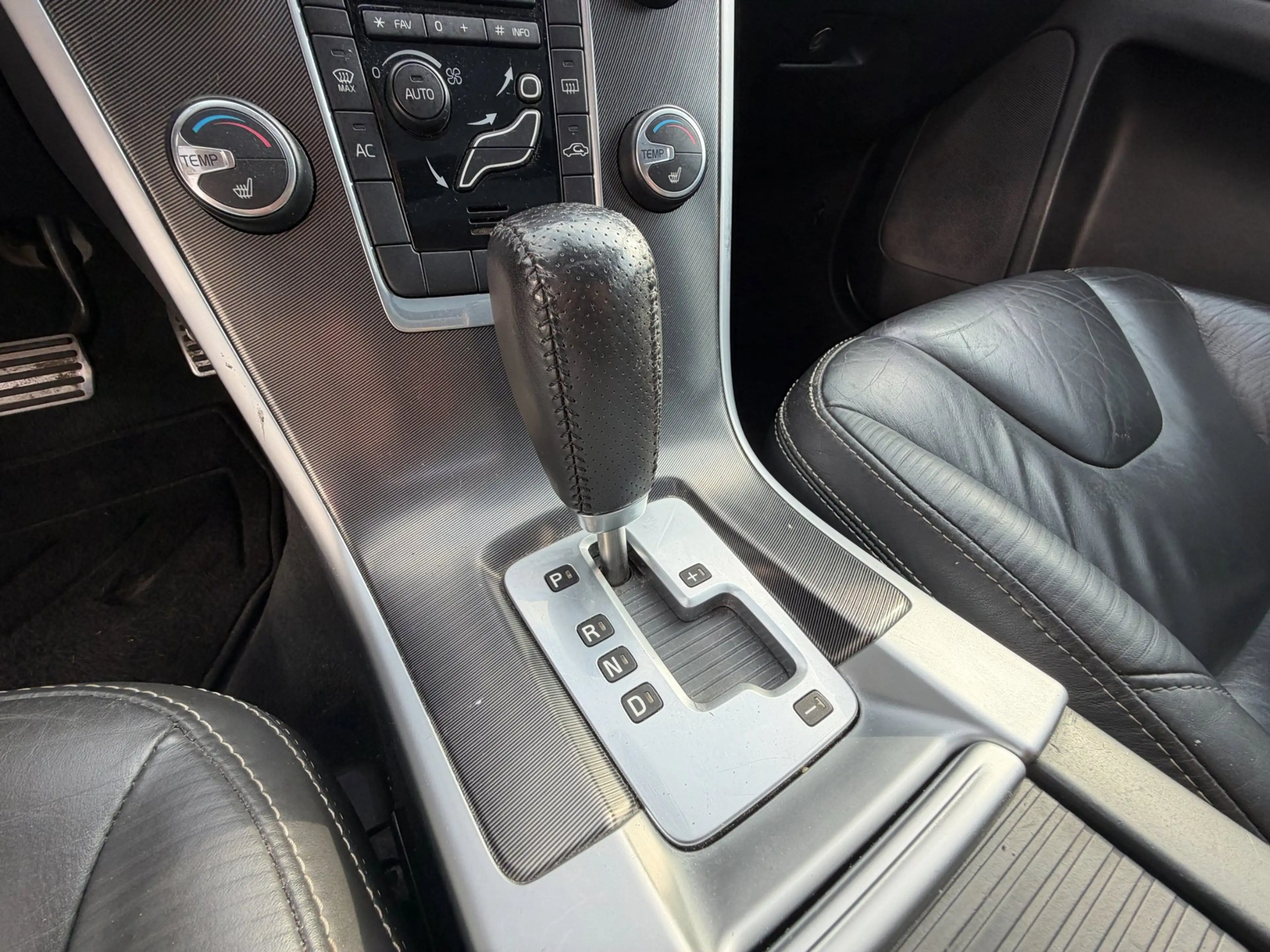Volvo XC60 2.0 D3 R-Design / Pano / Youngtimer / Leder / Top — photo 31