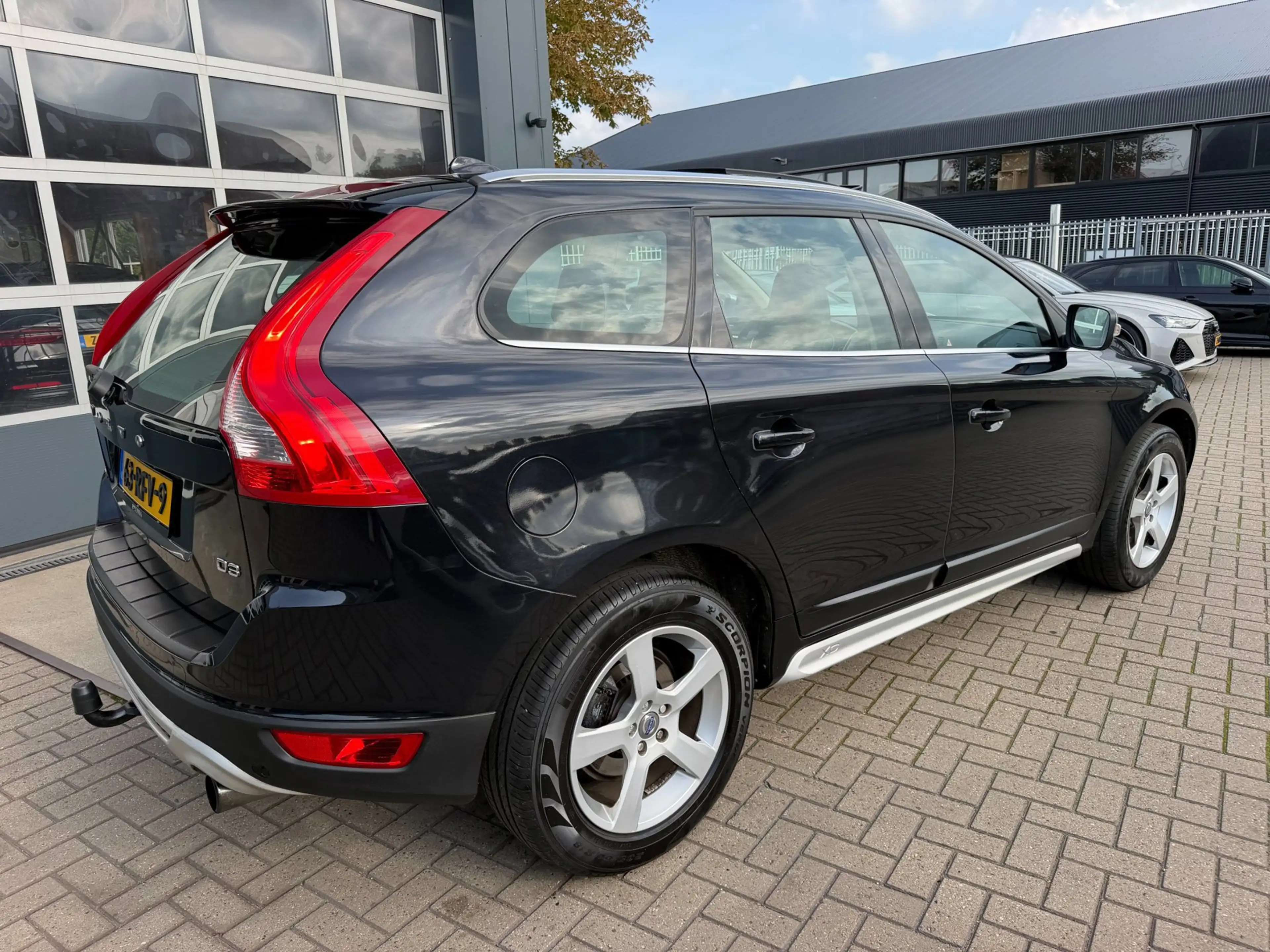 Volvo XC60 2.0 D3 R-Design / Pano / Youngtimer / Leder / Top — photo 8