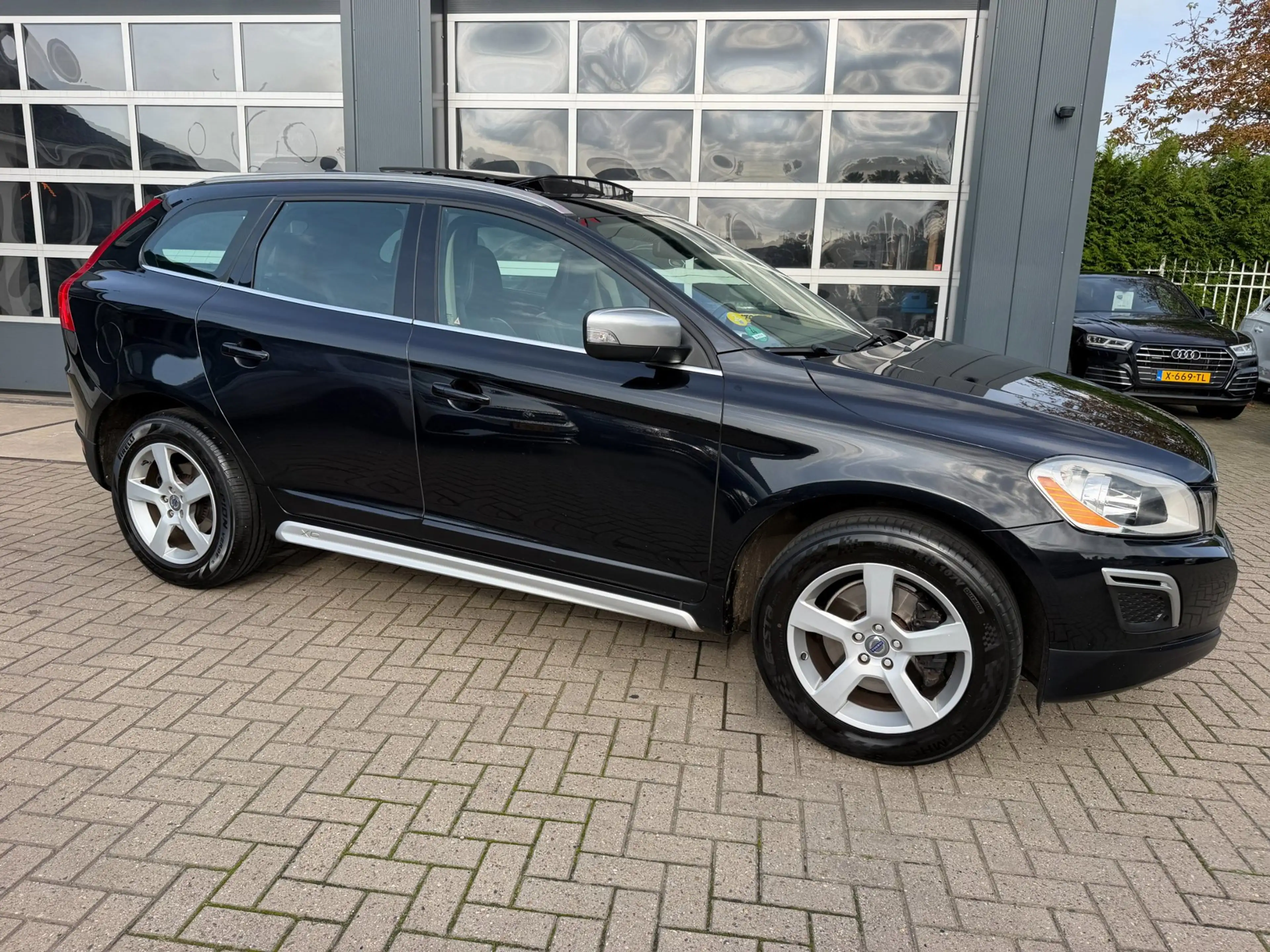 Volvo XC60 2.0 D3 R-Design / Pano / Youngtimer / Leder / Top — photo 6