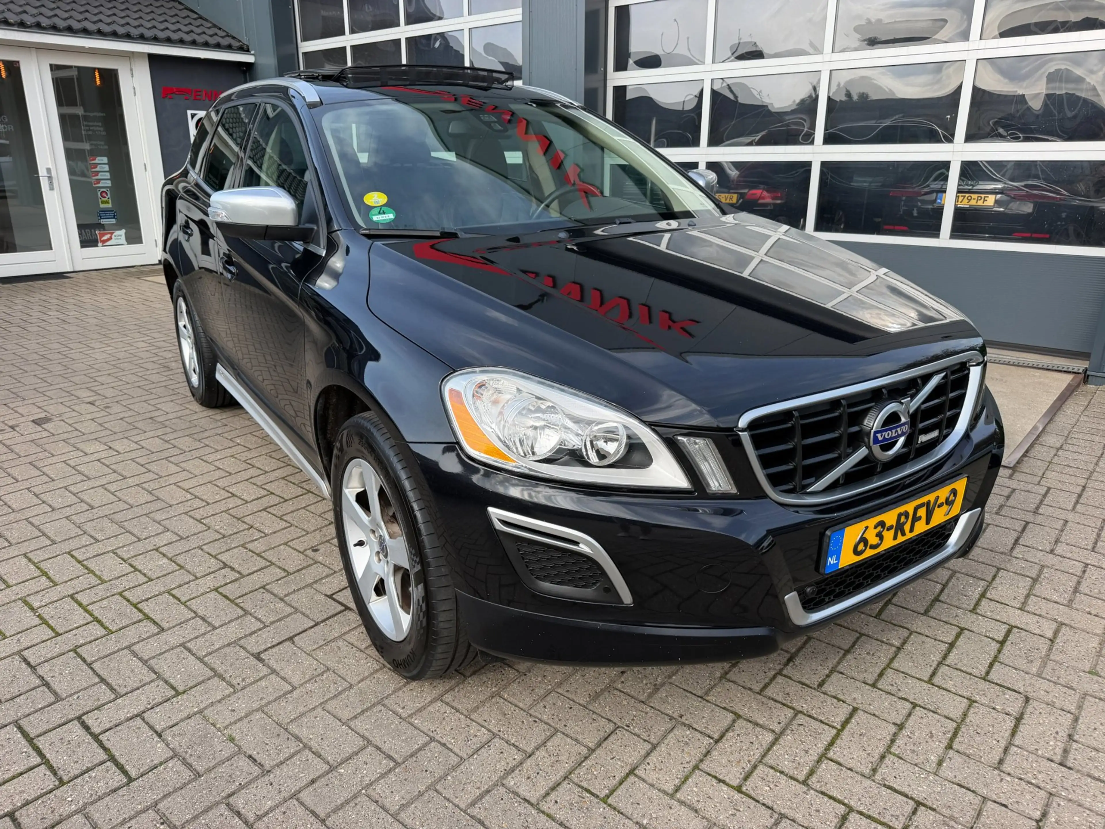 Volvo XC60 2.0 D3 R-Design / Pano / Youngtimer / Leder / Top — photo 2