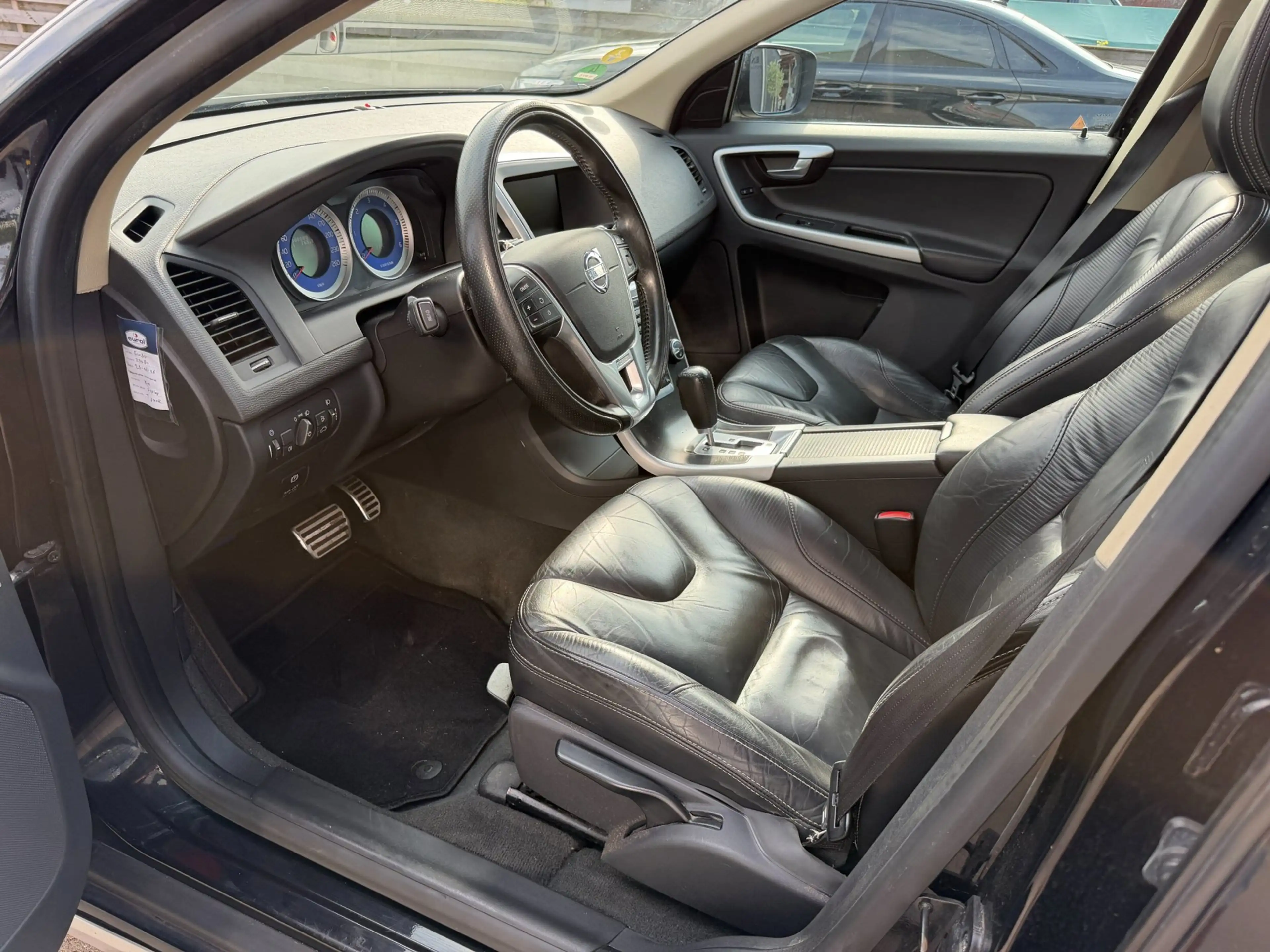 Volvo XC60 2.0 D3 R-Design / Pano / Youngtimer / Leder / Top — photo 25