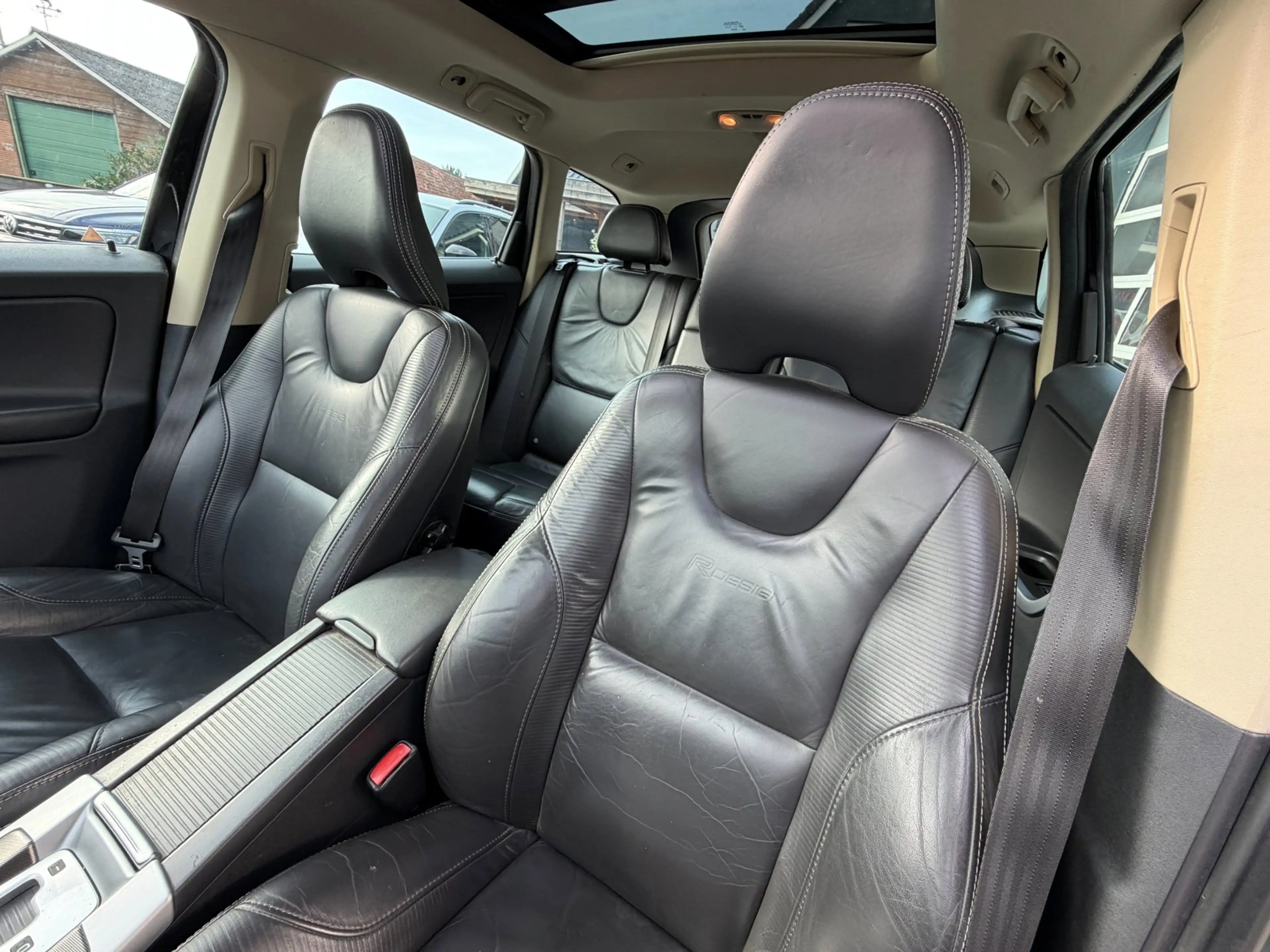 Volvo XC60 2.0 D3 R-Design / Pano / Youngtimer / Leder / Top — photo 27