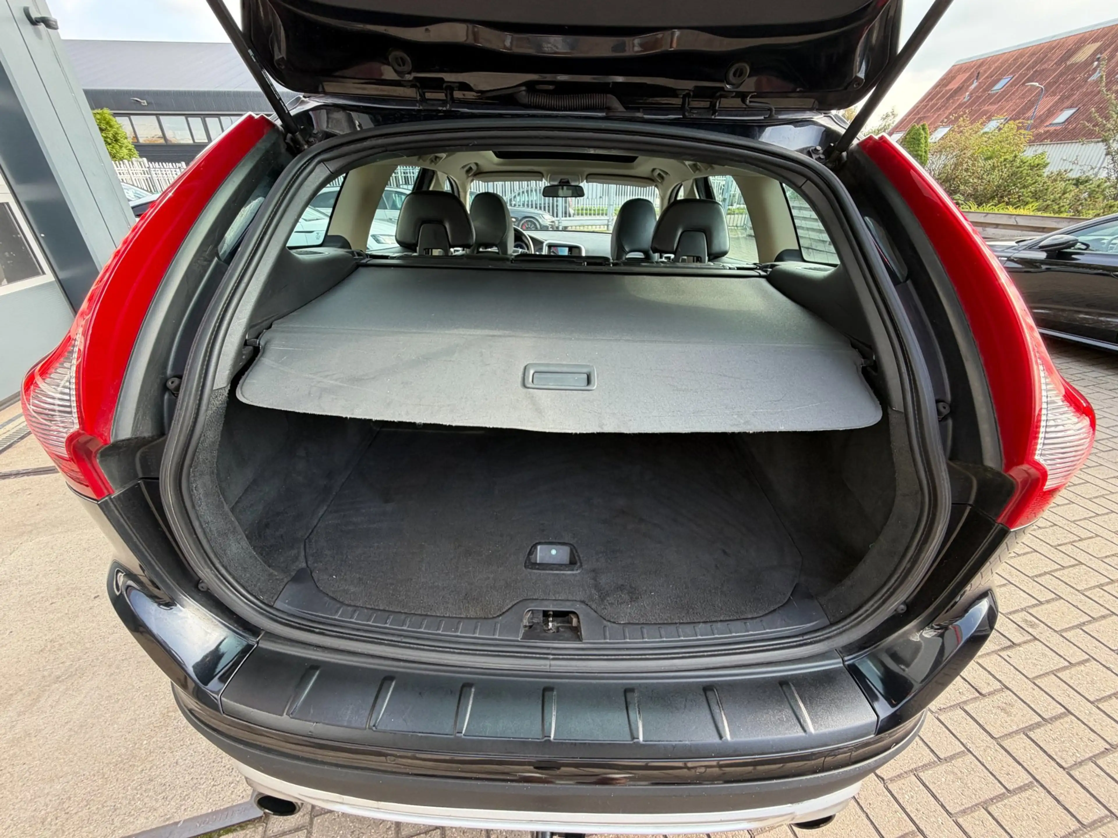 Volvo XC60 2.0 D3 R-Design / Pano / Youngtimer / Leder / Top — photo 39