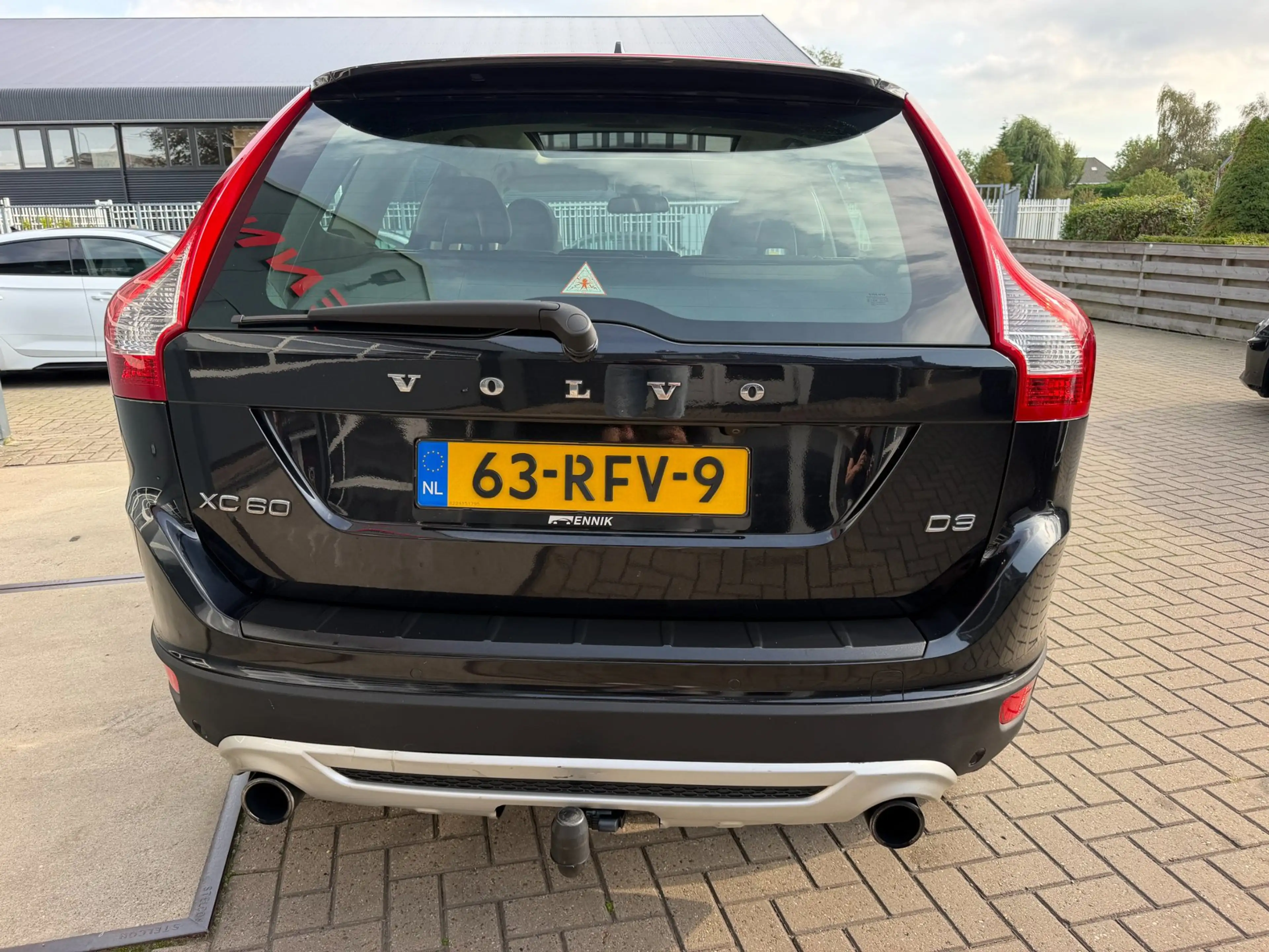 Volvo XC60 2.0 D3 R-Design / Pano / Youngtimer / Leder / Top — photo 10