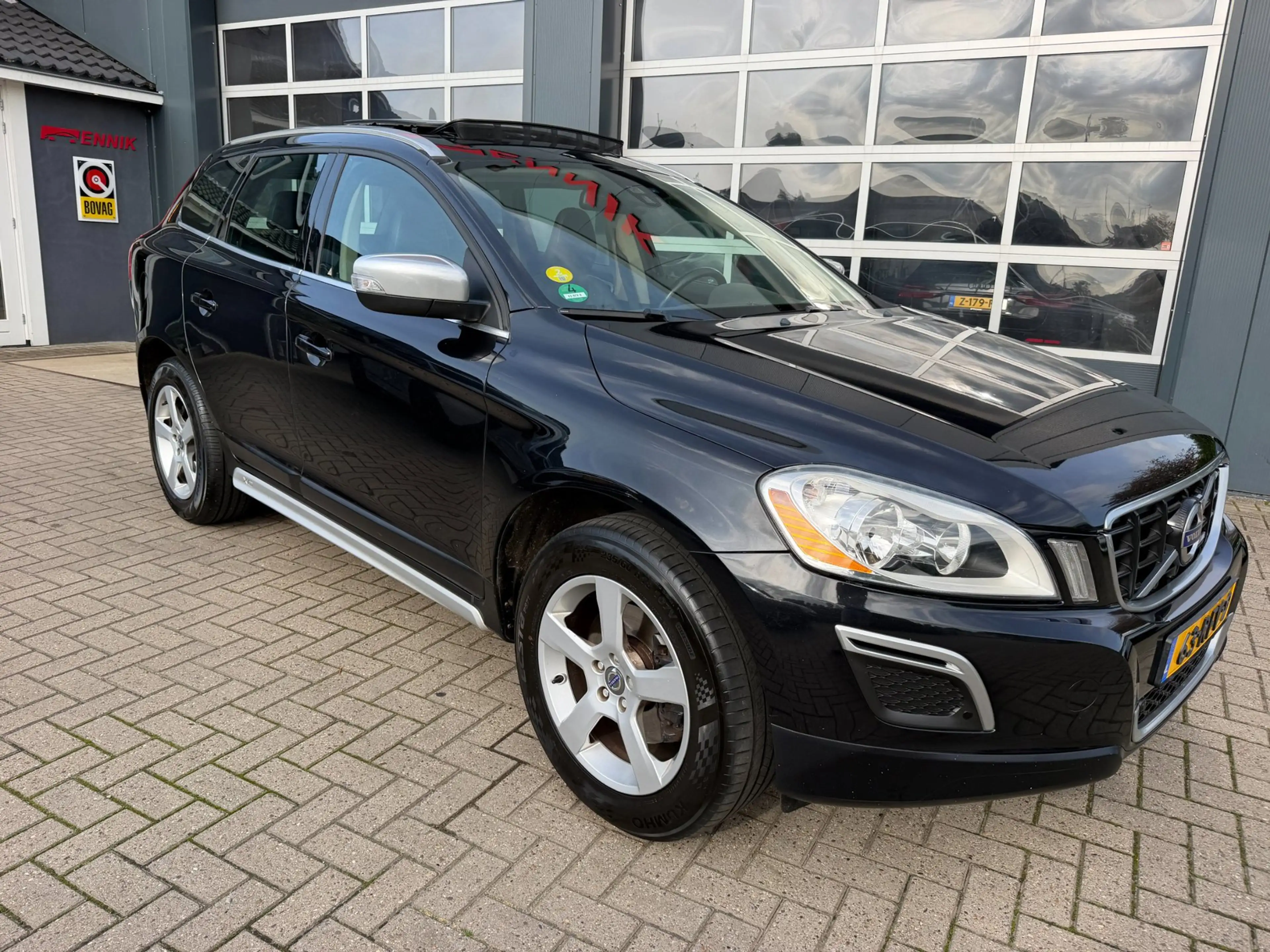 Volvo XC60 2.0 D3 R-Design / Pano / Youngtimer / Leder / Top — photo 5