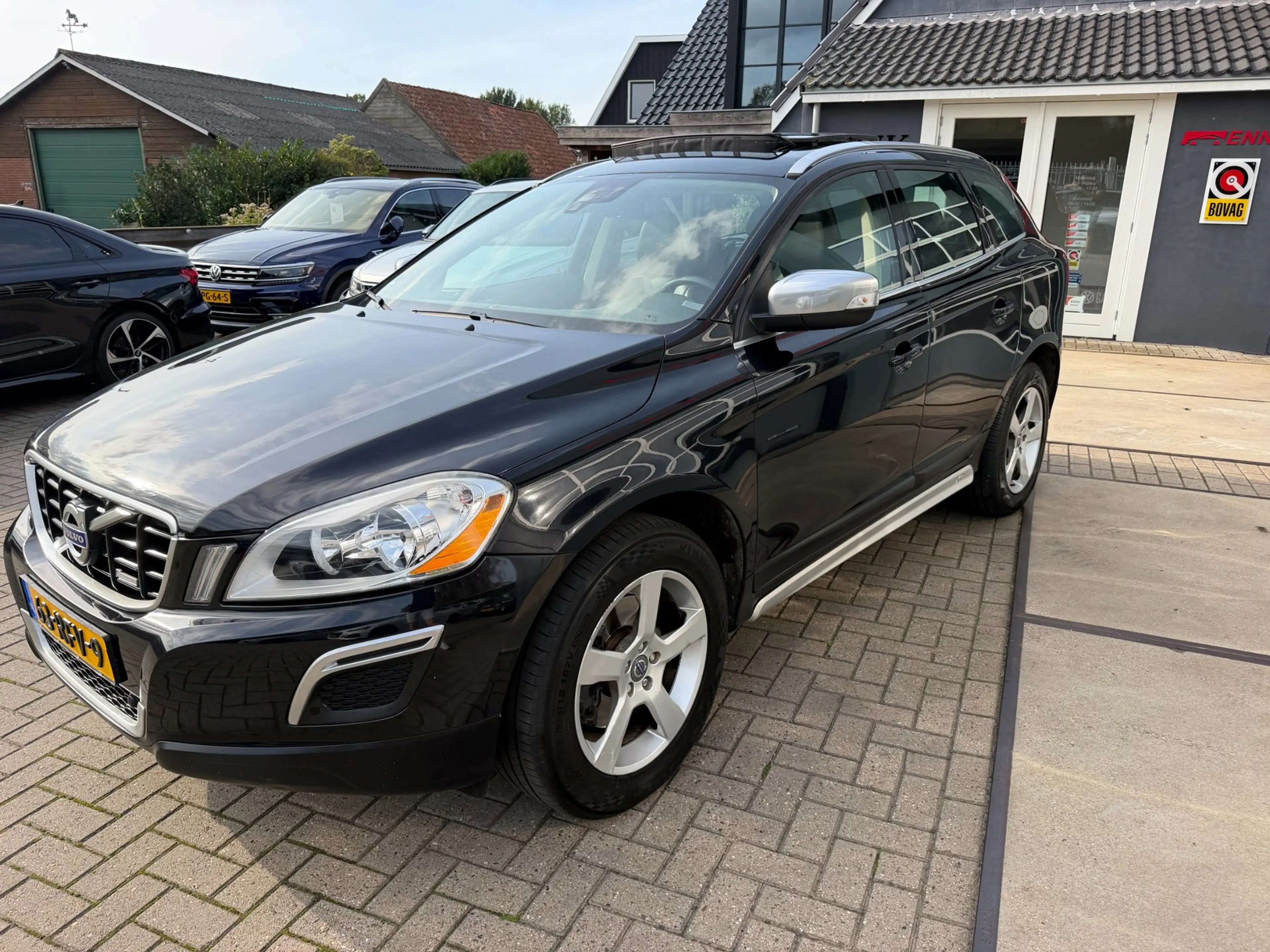 Volvo XC60 2.0 D3 R-Design / Pano / Youngtimer / Leder / Top — photo 12