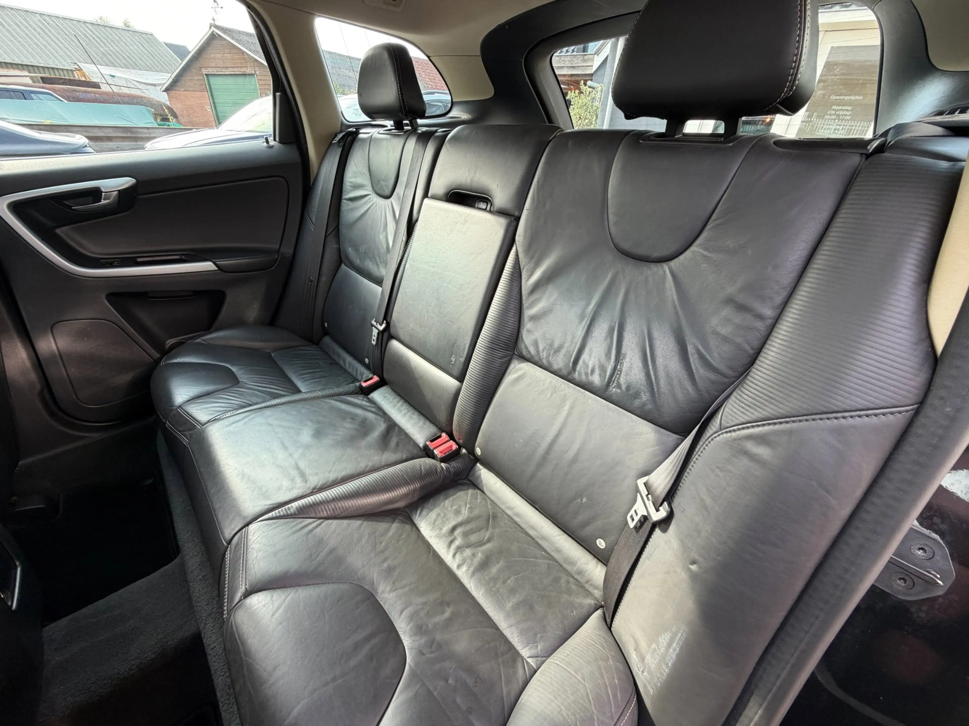 Volvo XC60 2.0 D3 R-Design / Pano / Youngtimer / Leder / Top — photo 37