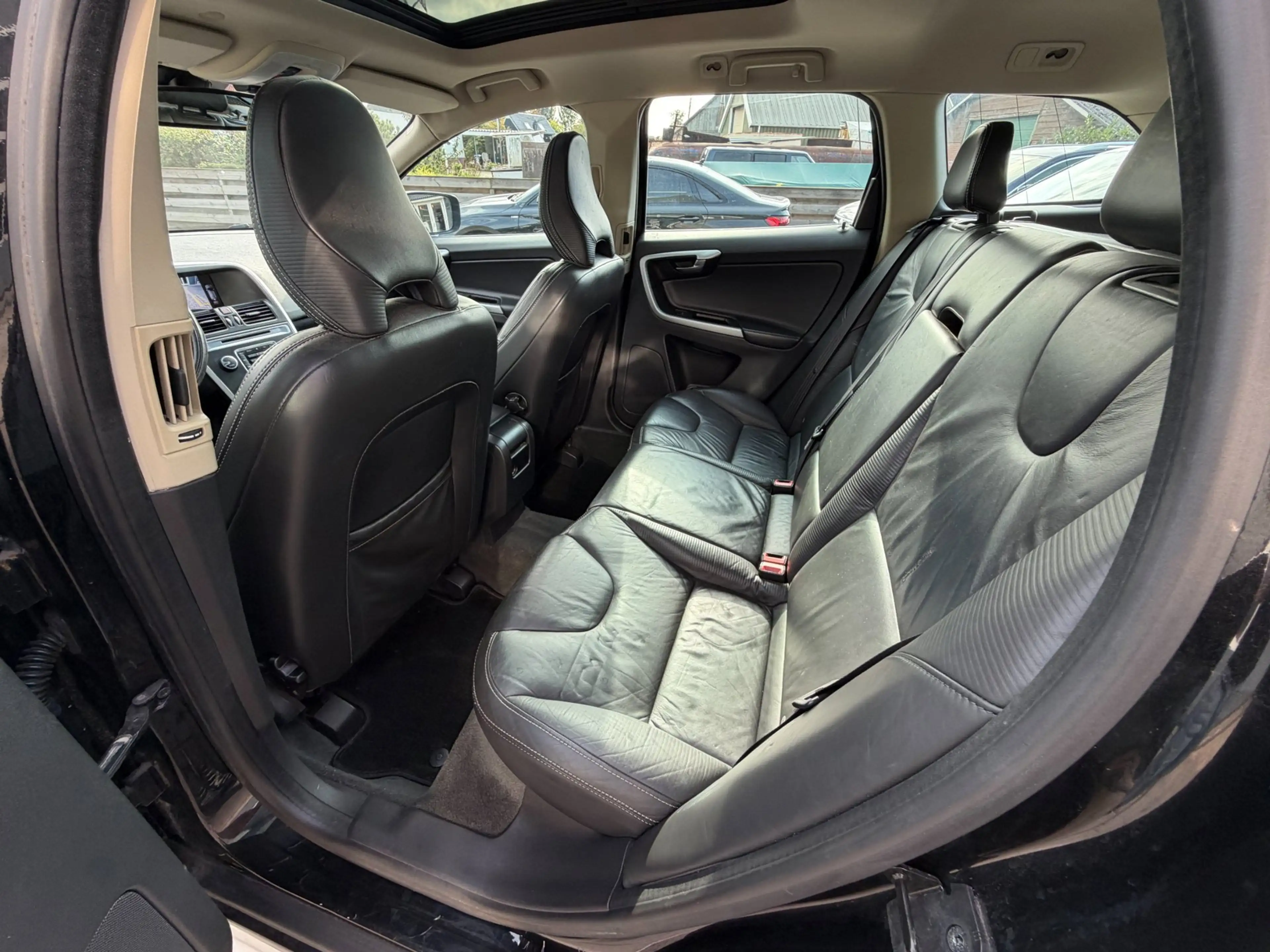 Volvo XC60 2.0 D3 R-Design / Pano / Youngtimer / Leder / Top — photo 36