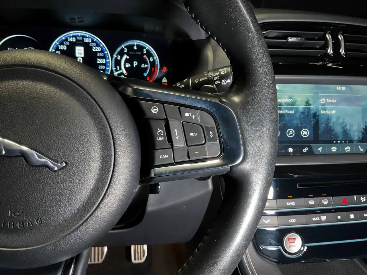 Jaguar F-Pace photo Jaguar F-Pace