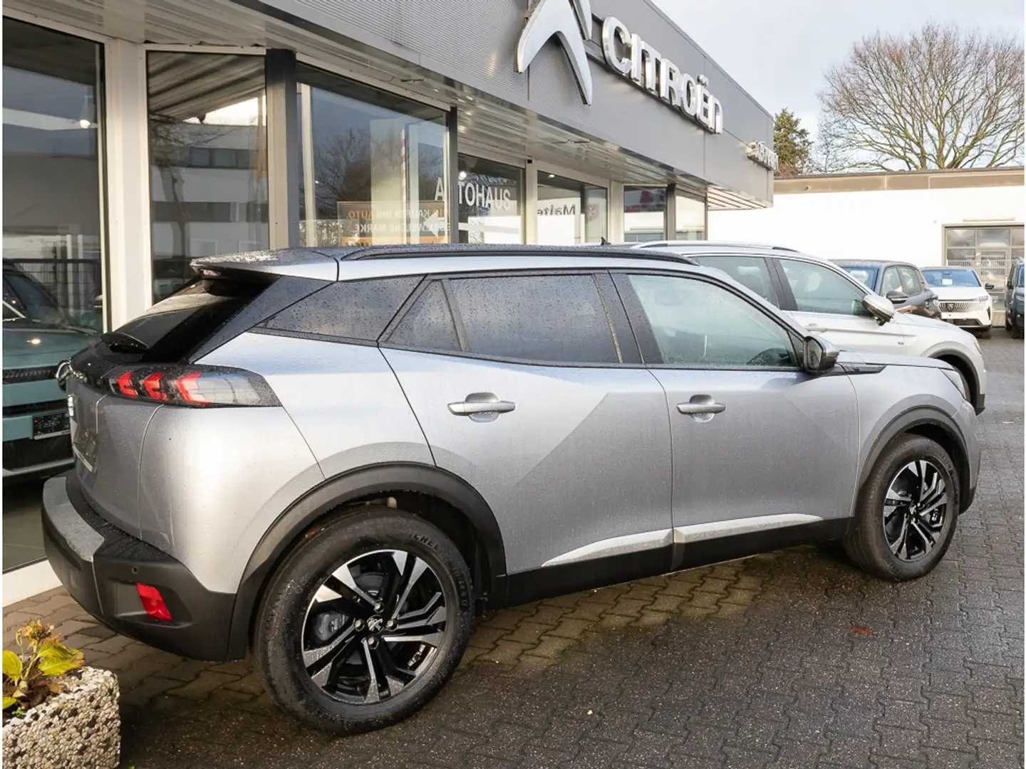 Peugeot 2008 ELEKTRO ALLURE (11kW) +SHZ+NAVI+CARPLAY+MET Grijs - 2