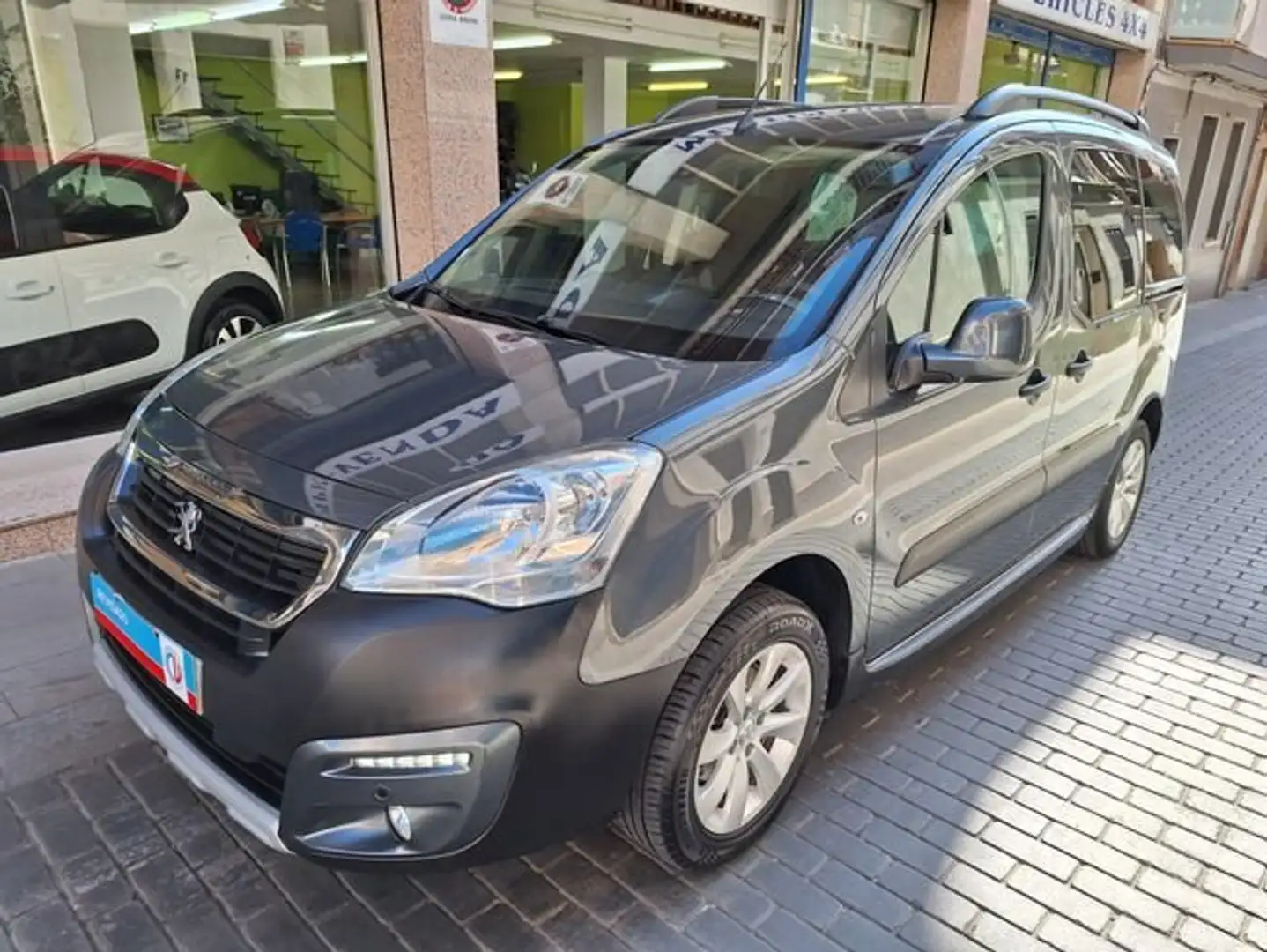 Peugeot Partner Tepee Outdoor 1.2 PureTech 110 Gris - 1