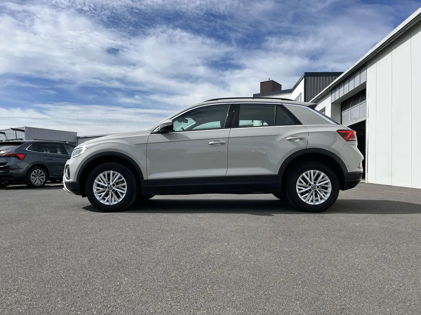 Volkswagen T-Roc 1.5 TSI DSG Life AHK 160€ m 20% Anzahlung Digita Grau - 2