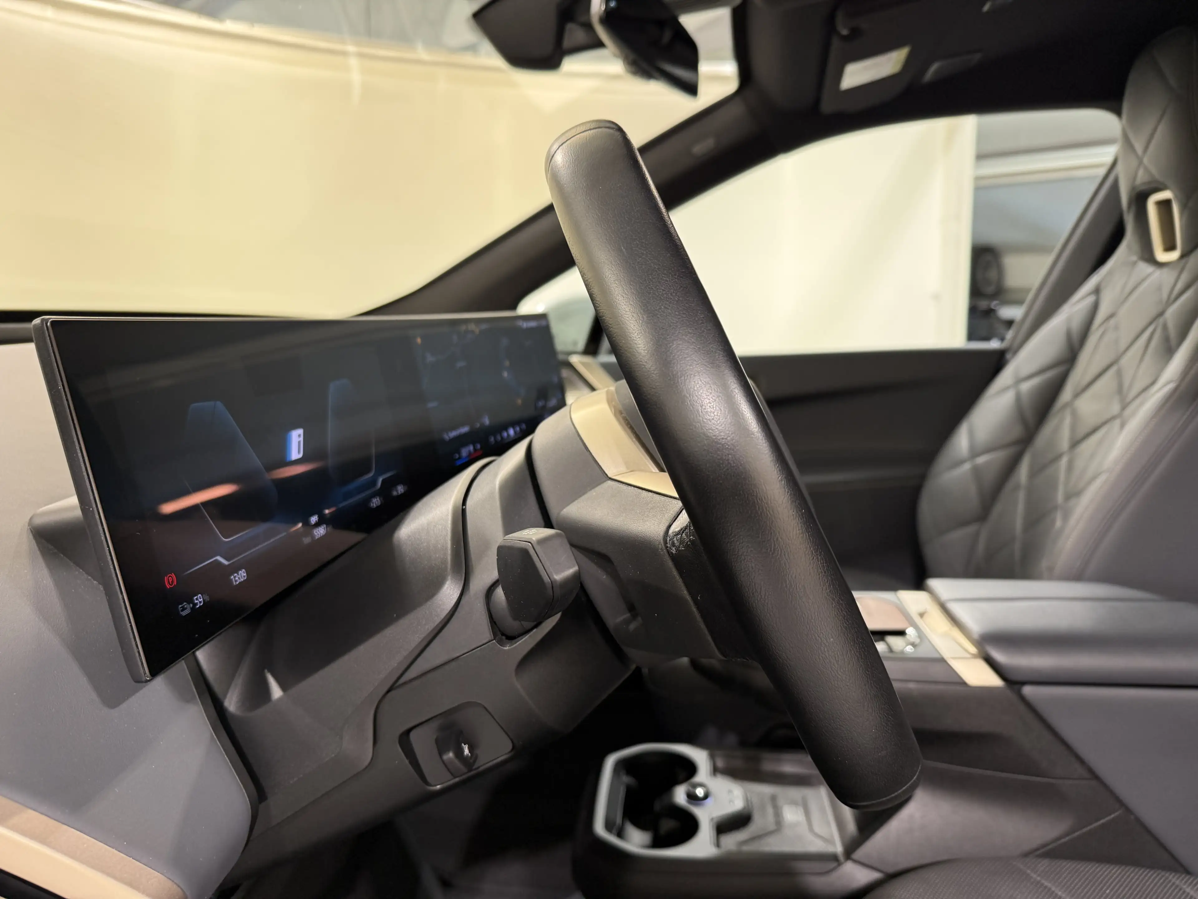 BMW iX xDrive40 Sportpaket AHK B&W ACC 360 HUD Laser — photo 15