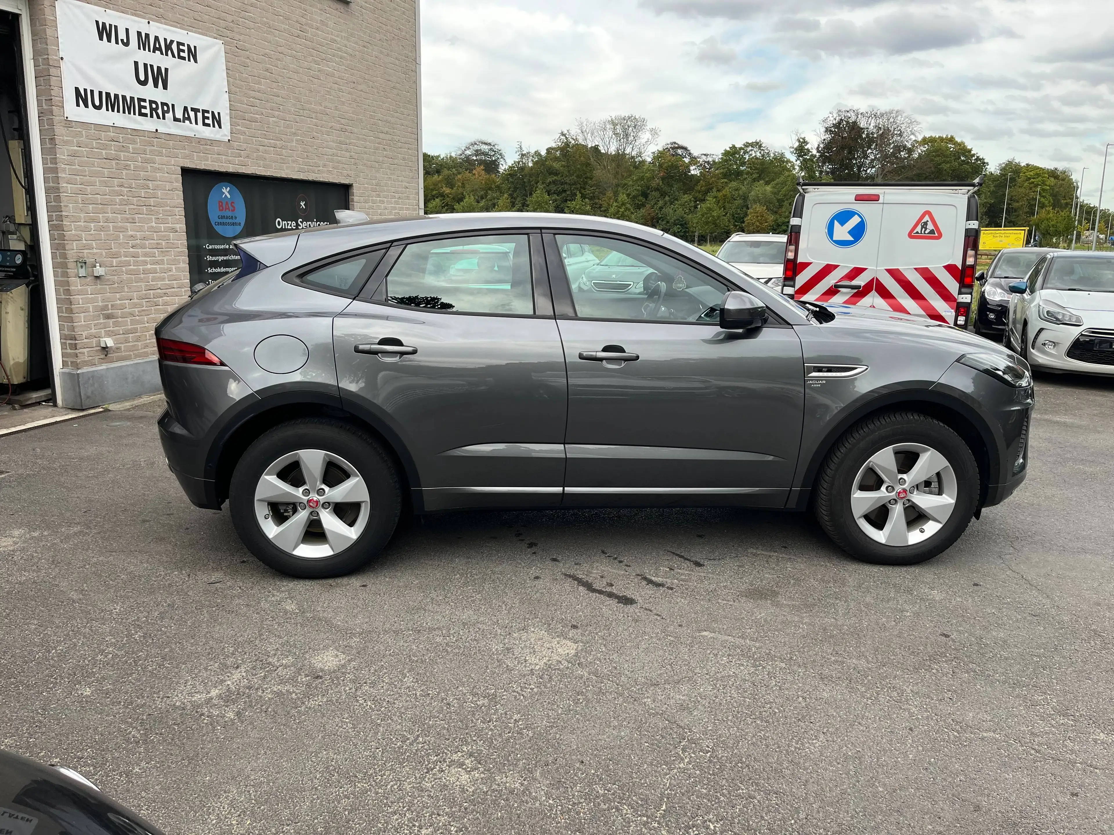 Jaguar E-Pace E-Pace 2.0 T AWD R-Dynamic — photo 6