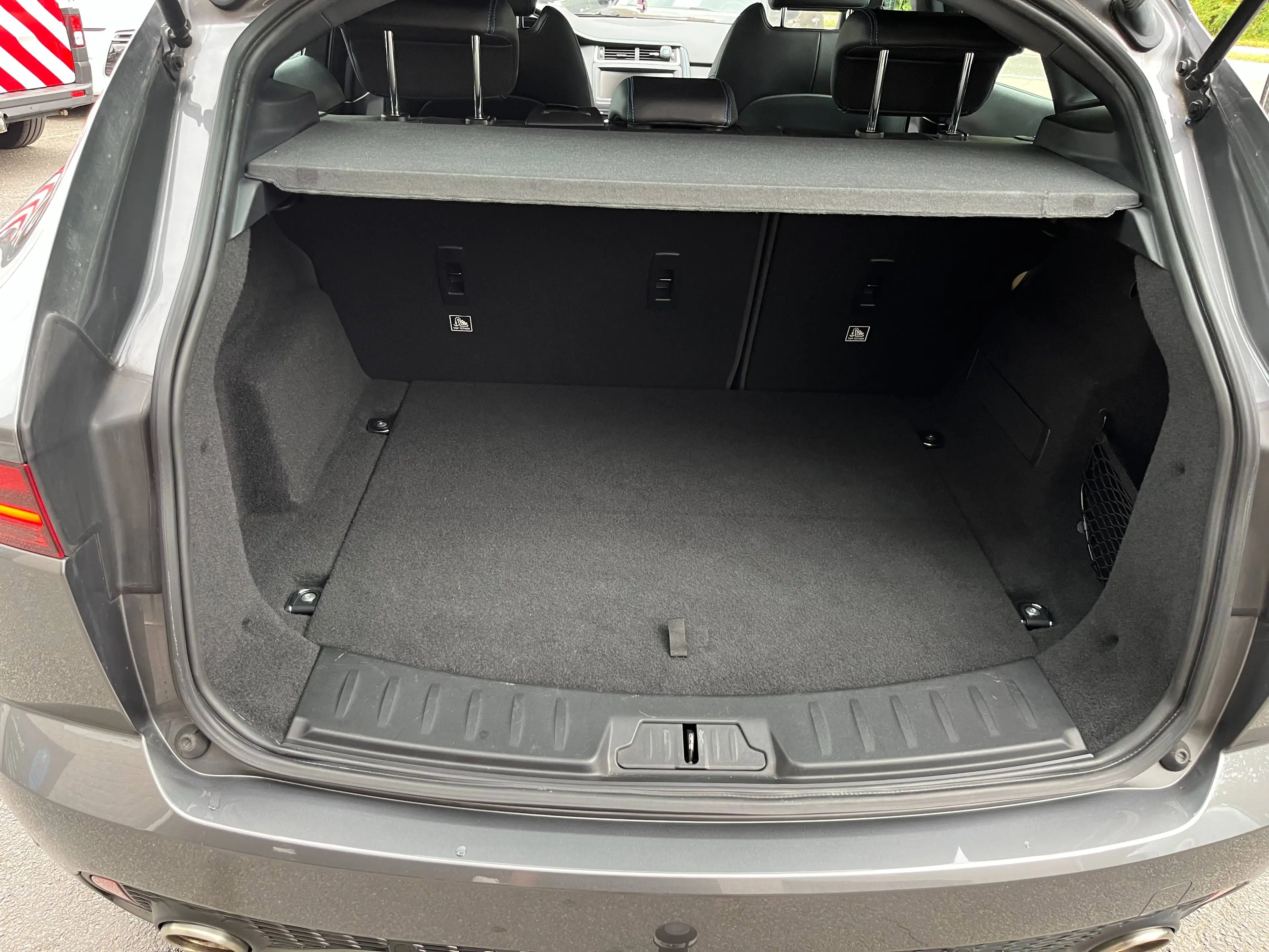 Jaguar E-Pace E-Pace 2.0 T AWD R-Dynamic — photo 12