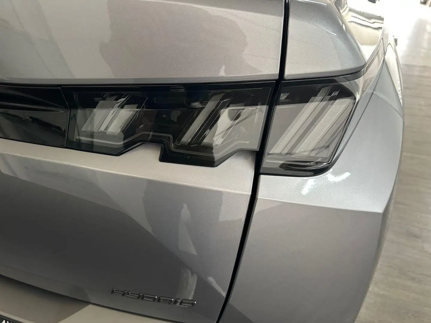 Peugeot 3008 HYBRID 145 e-DSC6 Allure 360°KAM+SHZ+NAVI Grau - 2