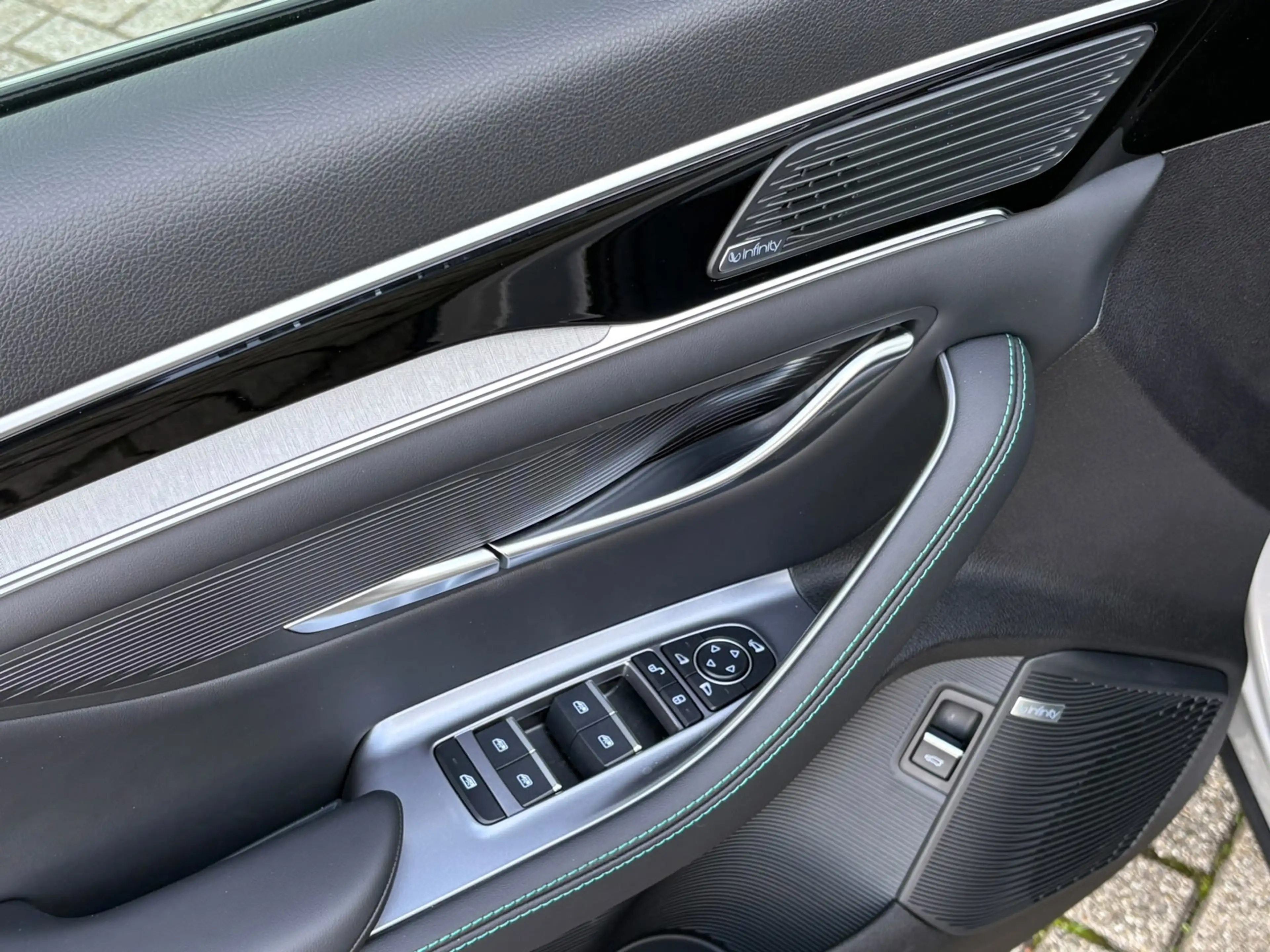 BYD Seal U 1.5 T DM-i AWD Design 324pk Longe range Panoramada — photo 17