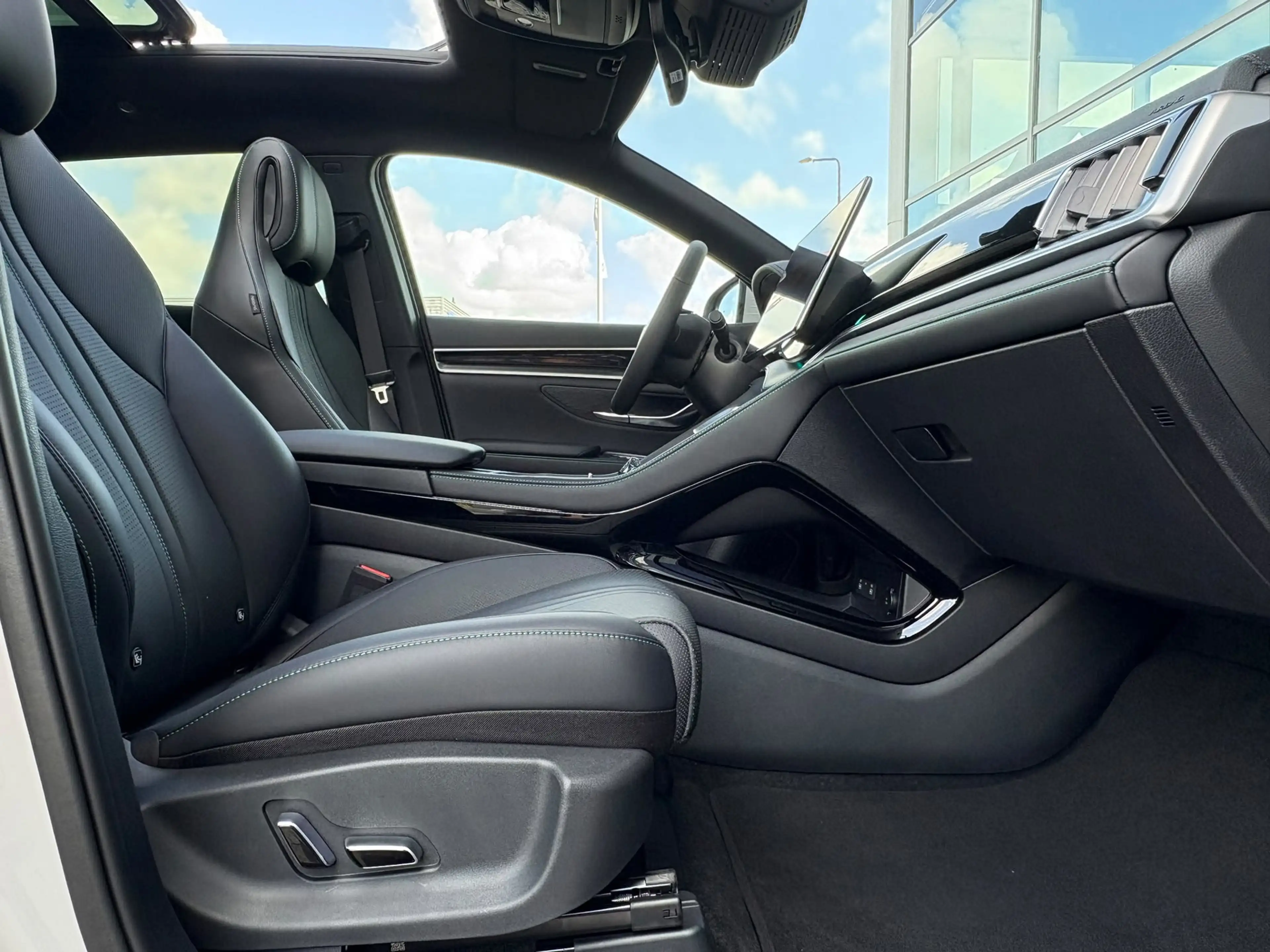 BYD Seal U 1.5 T DM-i AWD Design 324pk Longe range Panoramada — photo 40