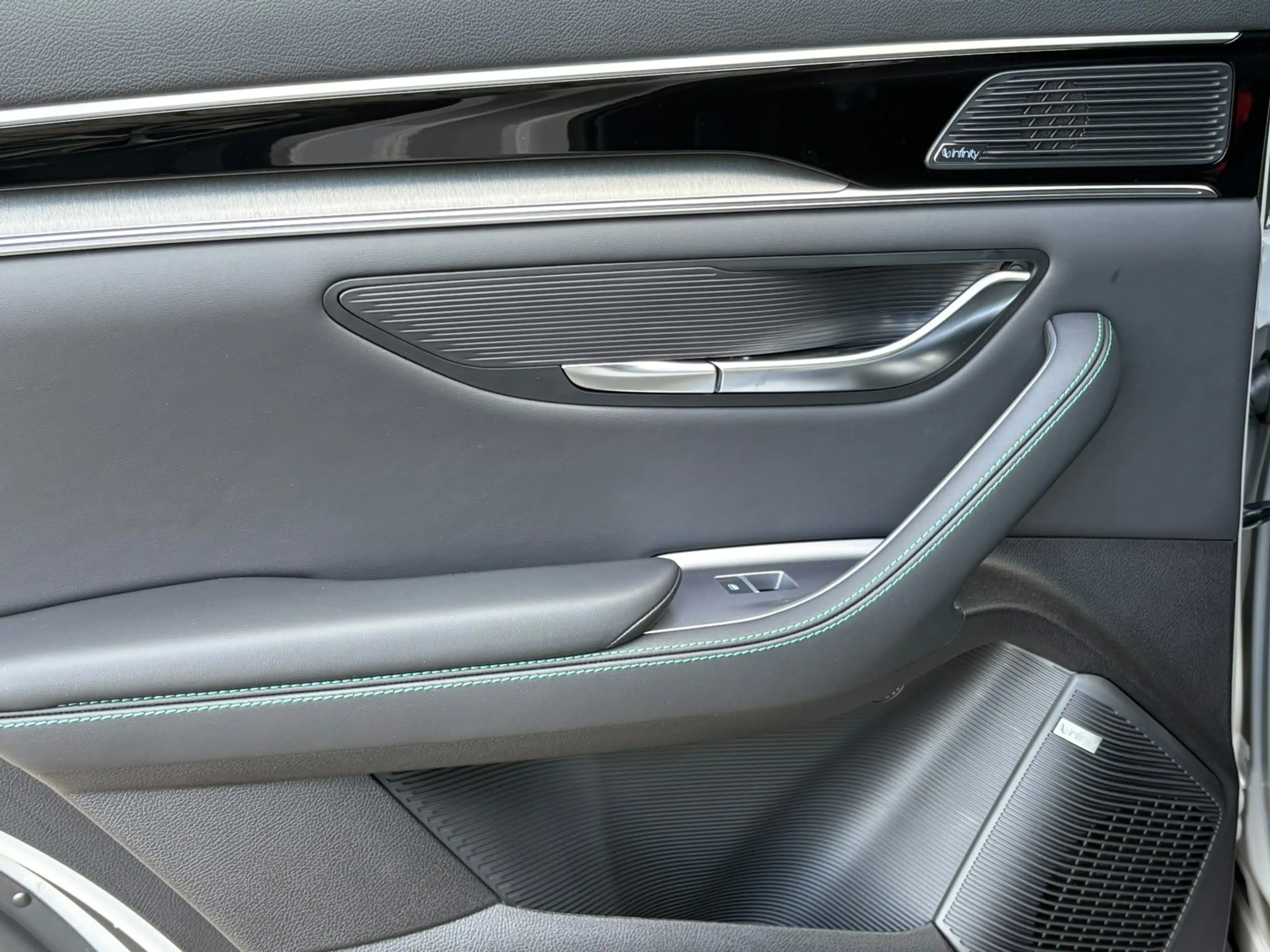 BYD Seal U 1.5 T DM-i AWD Design 324pk Longe range Panoramada — photo 34