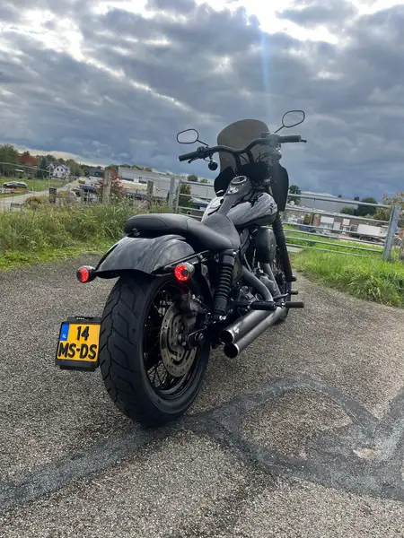 Harley-Davidson Dyna Street Bob - foto 2