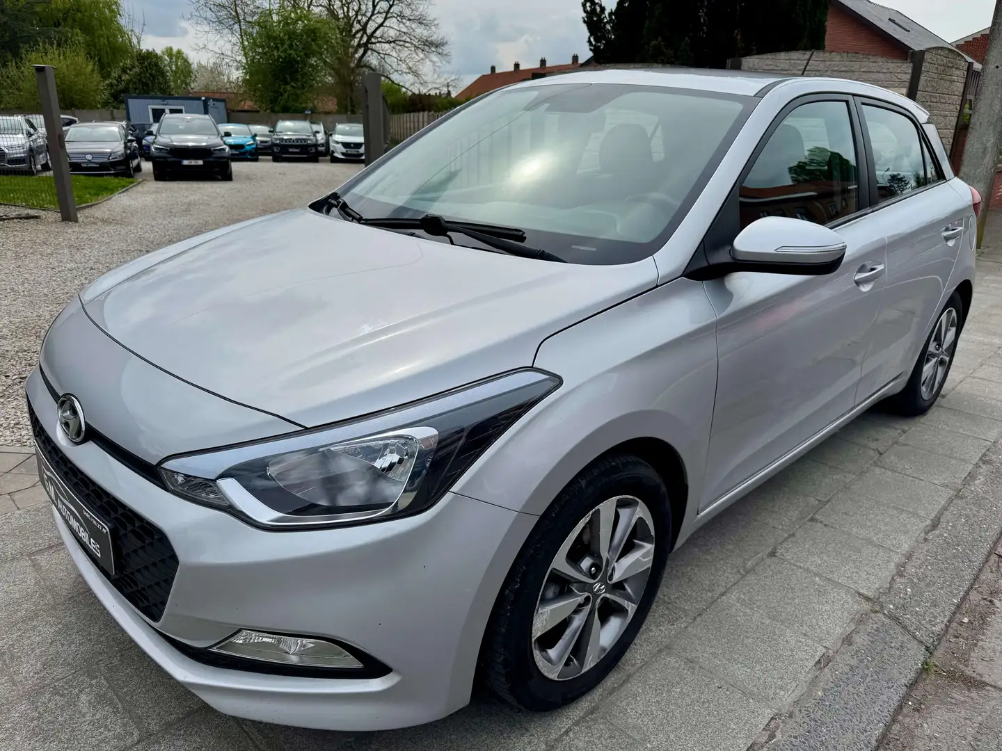 Hyundai i20 1.2i Twist*GPS*CAMERA*AIRCO*5 PORTES*1ER PROP* Gris - 1