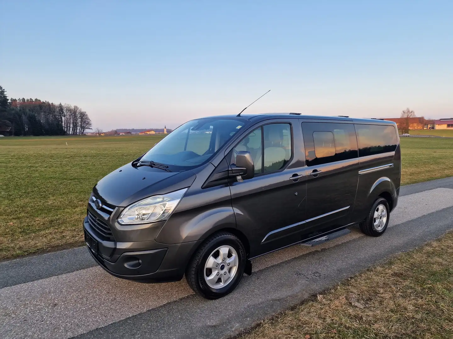 Ford Tourneo Custom 300 L2 Tourneo Titanium Grau - 2