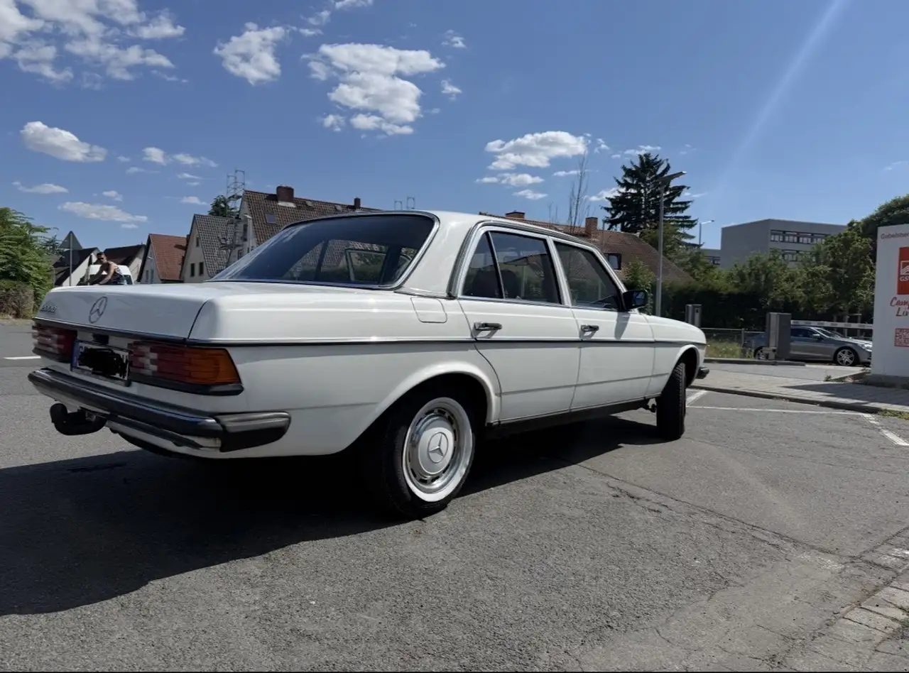 Mercedes-Benz Baureihe 123 200 D, foto 1