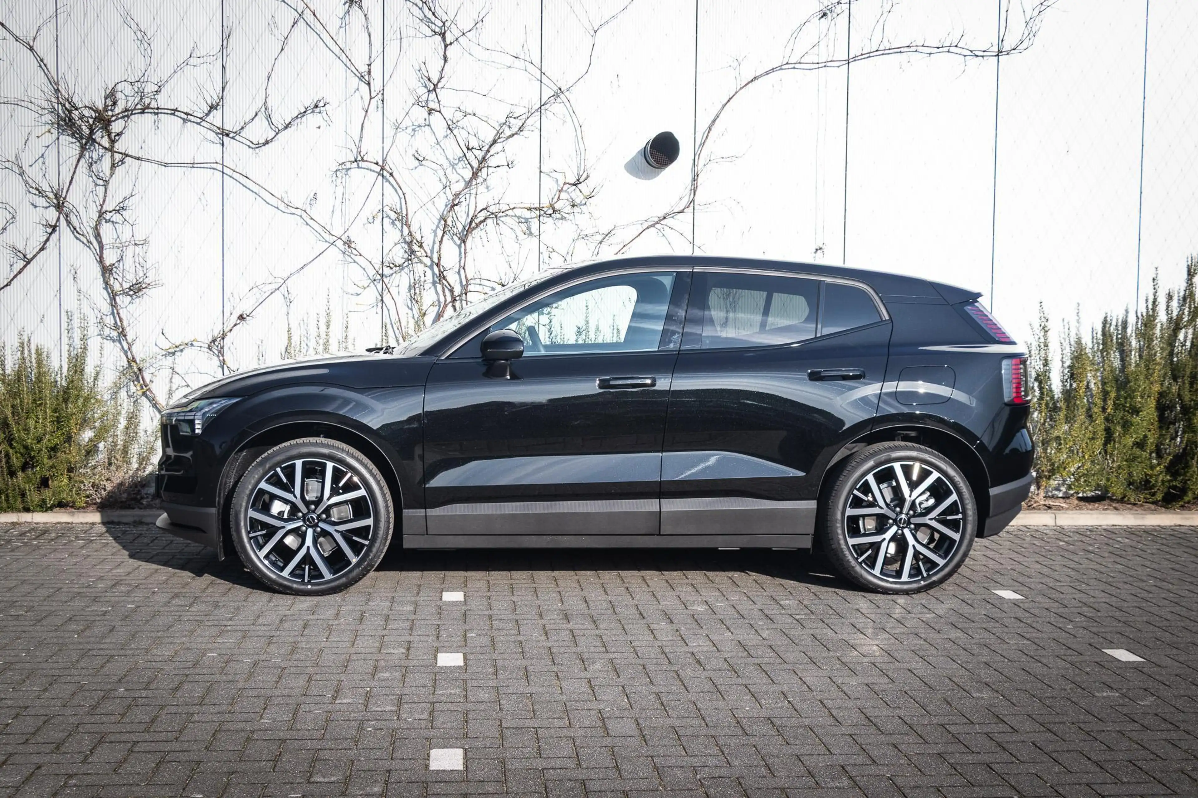 Volvo EX30 P5 Long Range Plus Black Edition Europa 69 kWh | 2 — photo 3