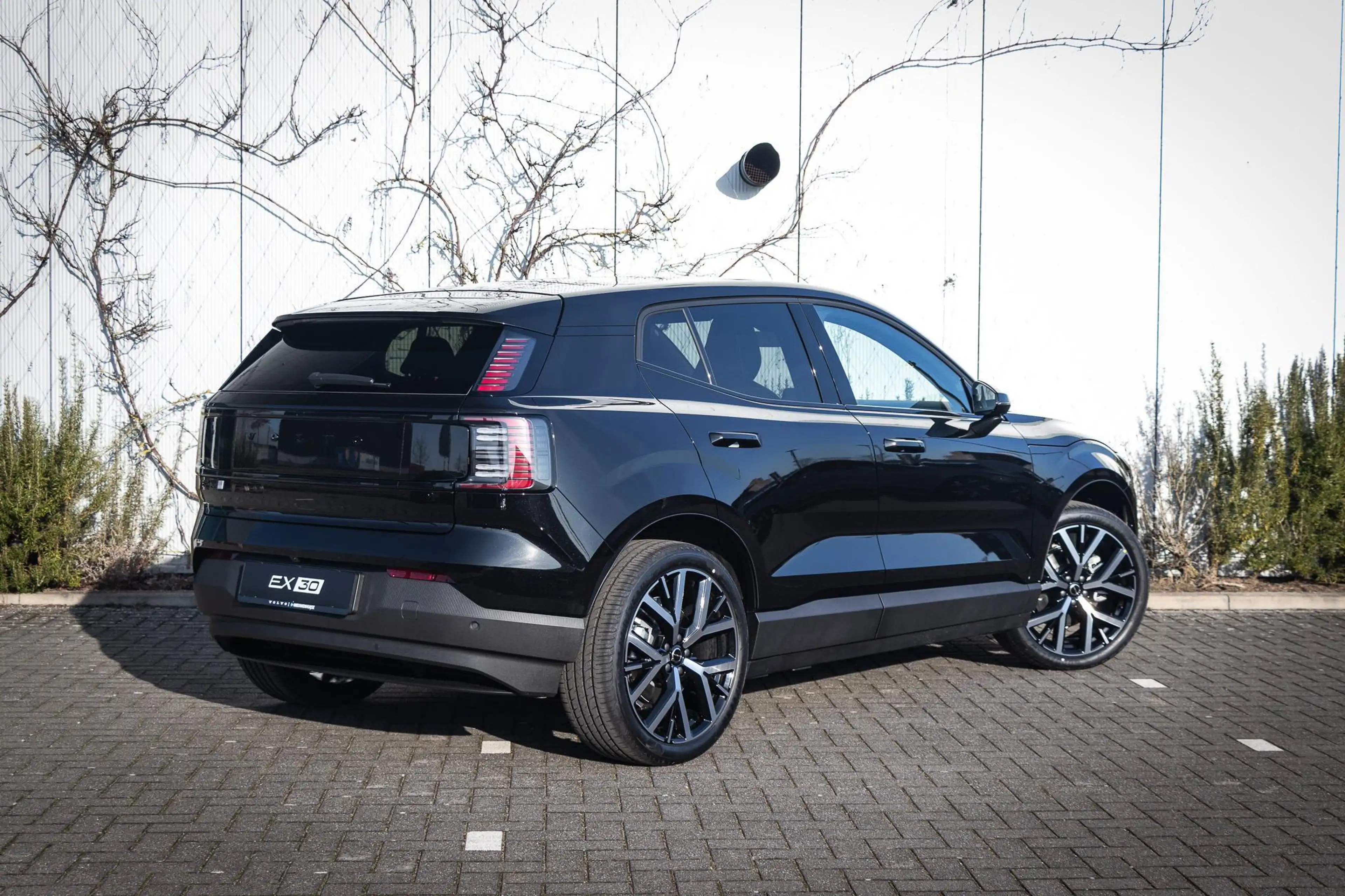 Volvo EX30 P5 Long Range Plus Black Edition Europa 69 kWh | 2 — photo 4