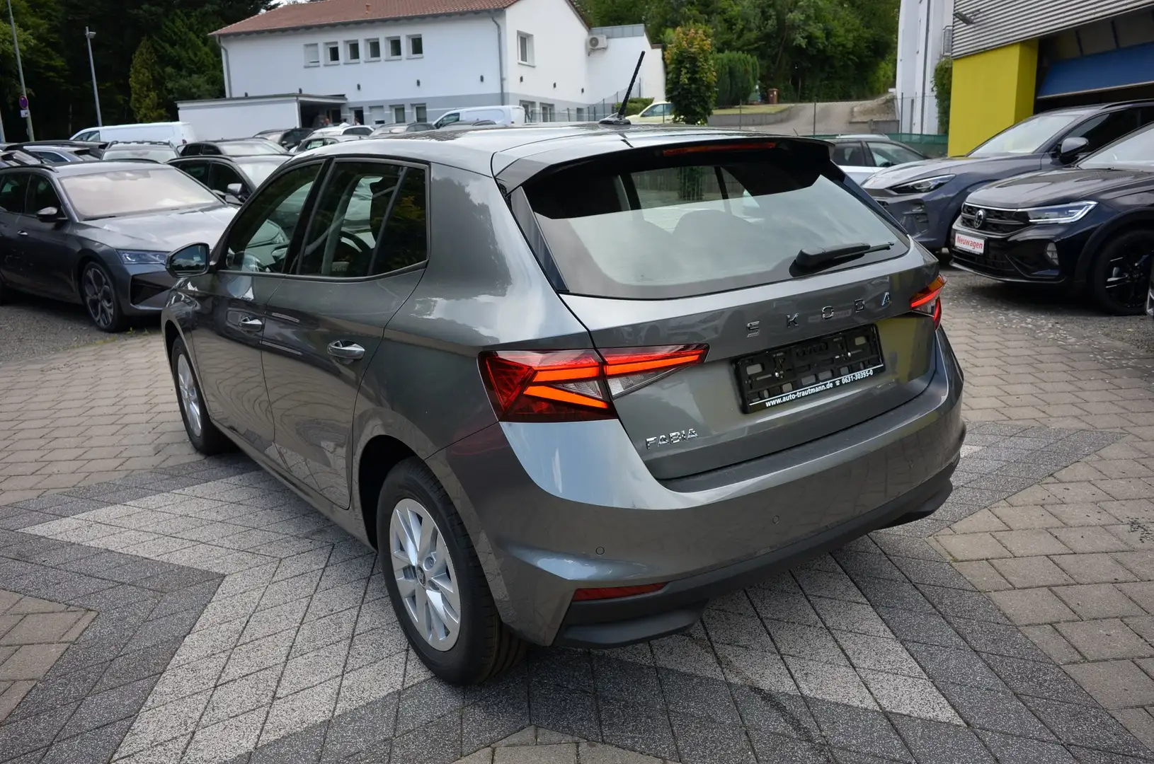 Skoda Fabia 1.0 TSI + 5JGARANTIE+AHK+NAVIAPP+KAMERA Grau - 2