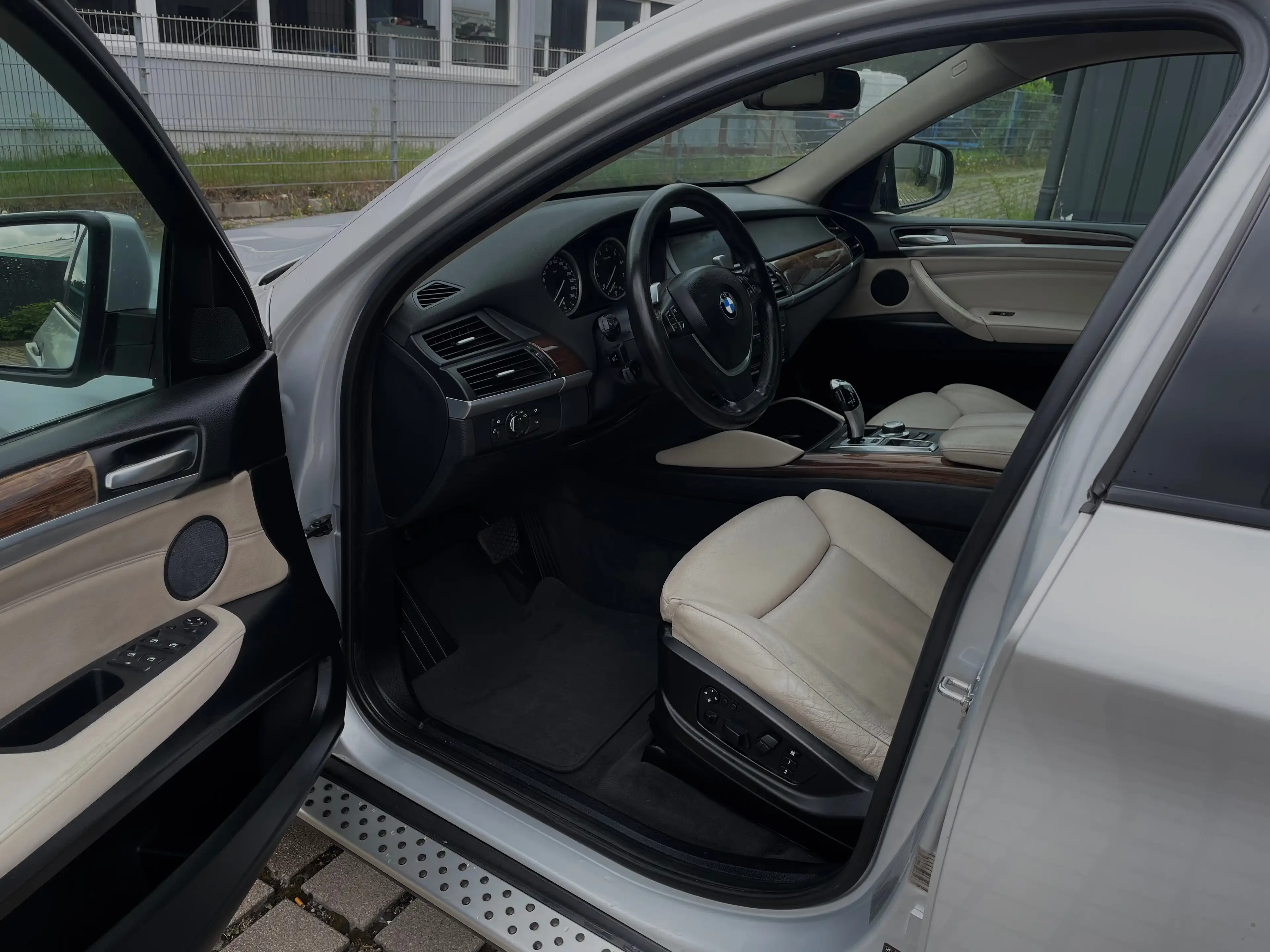 BMW X6 xDrive 35 i Sport Paket Trittbrett Leder Head Up Keylles Go — photo 9