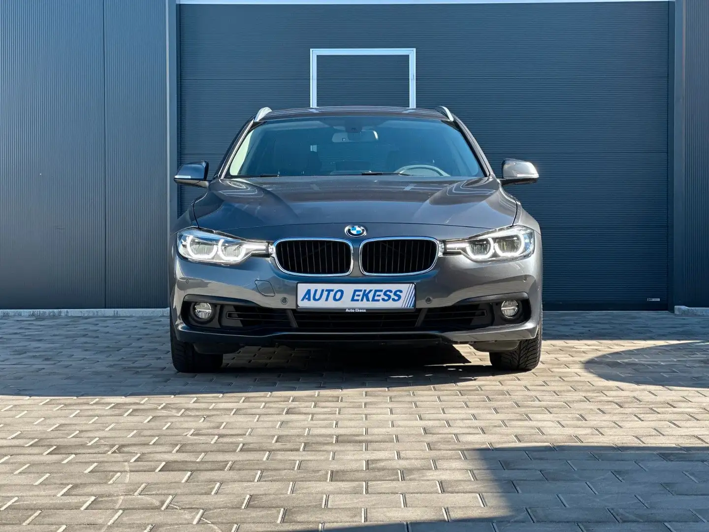 BMW 320 i Touring AHK*LED*TEMP*A/C* Grau - 2