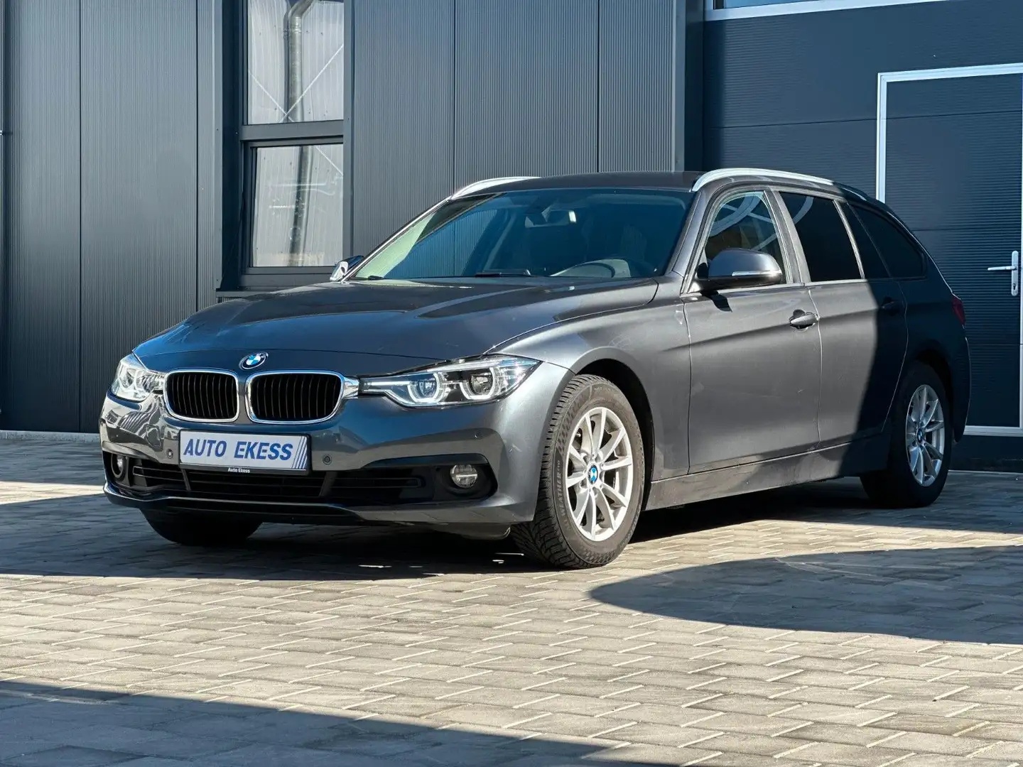 BMW 320 i Touring AHK*LED*TEMP*A/C* Grau - 1
