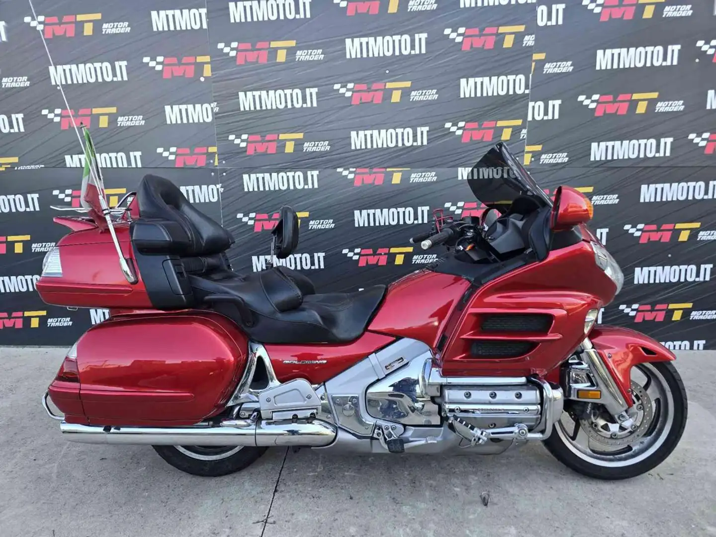 Honda GL 1800 Video 360 Rouge - 1