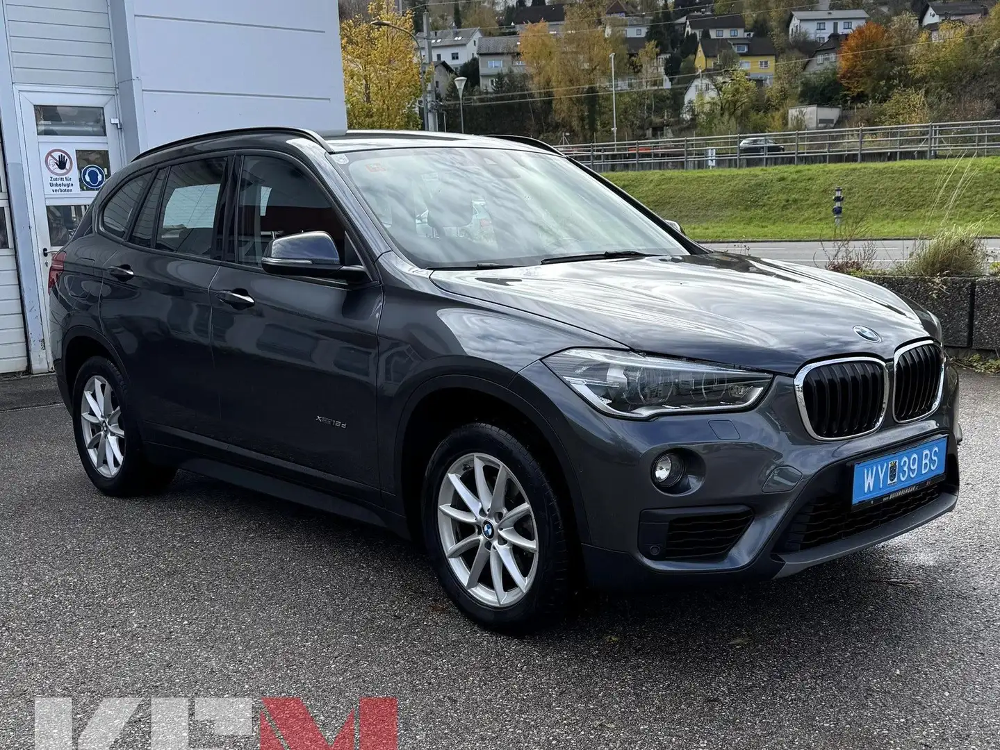 BMW X1 xDrive 18 d Advantage Grau - 1
