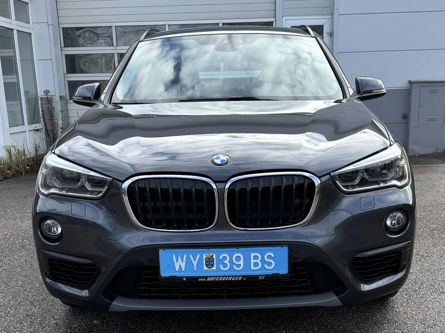 BMW X1 xDrive 18 d Advantage Grau - 2