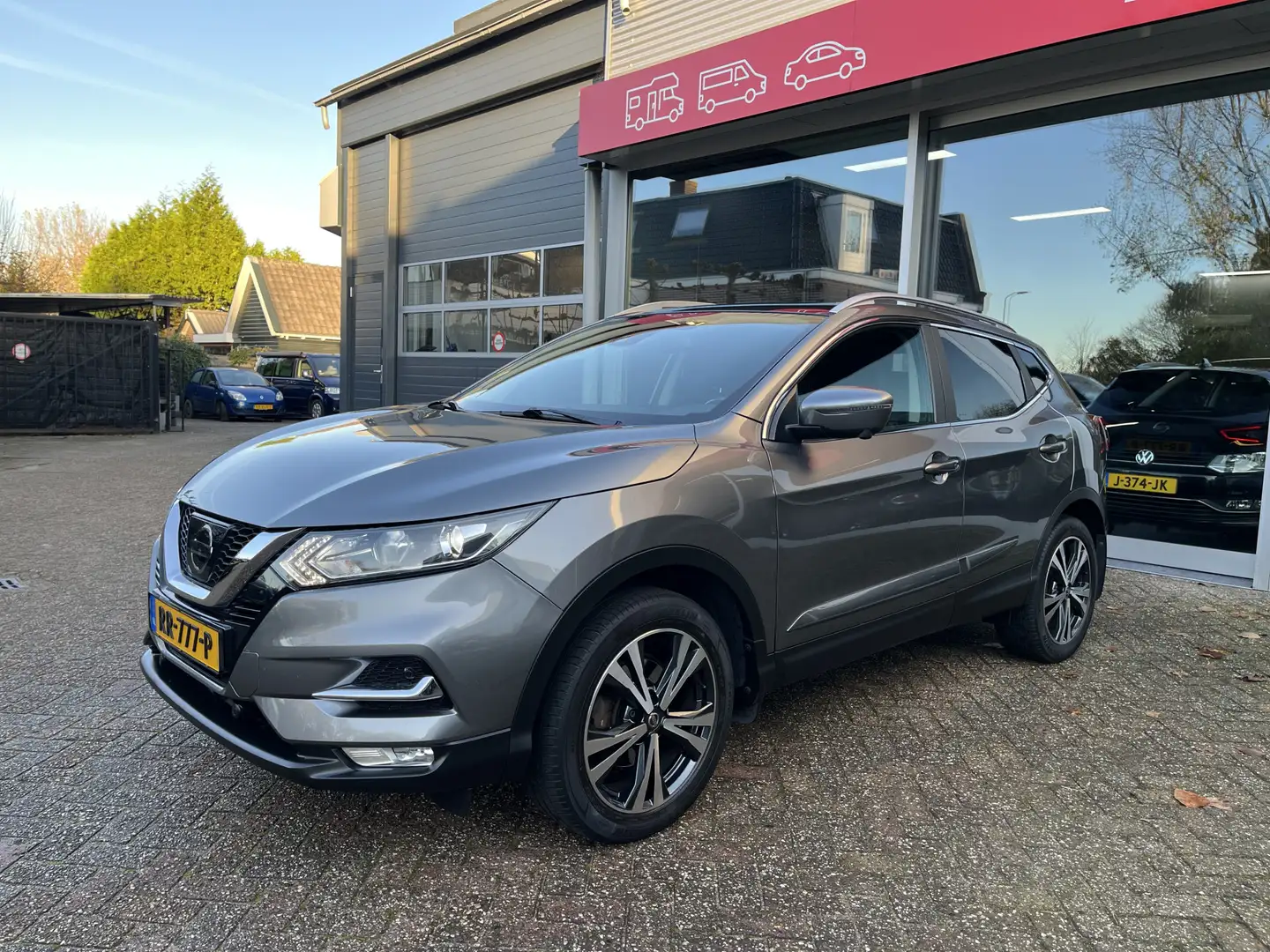 Nissan Qashqai 1.6 N-Connecta Trekhaak, Panoramadak, 360 Caamera, Gris - 2