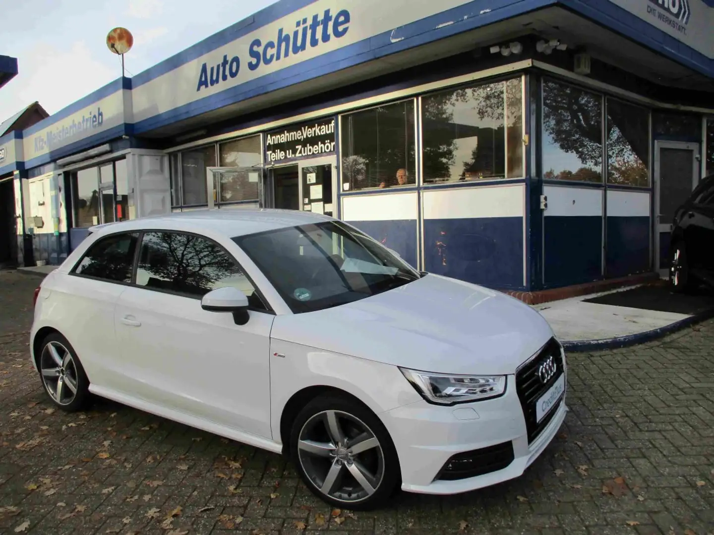 Audi A1 1.0 TFSI admired S-Line Paket Weiß - 1