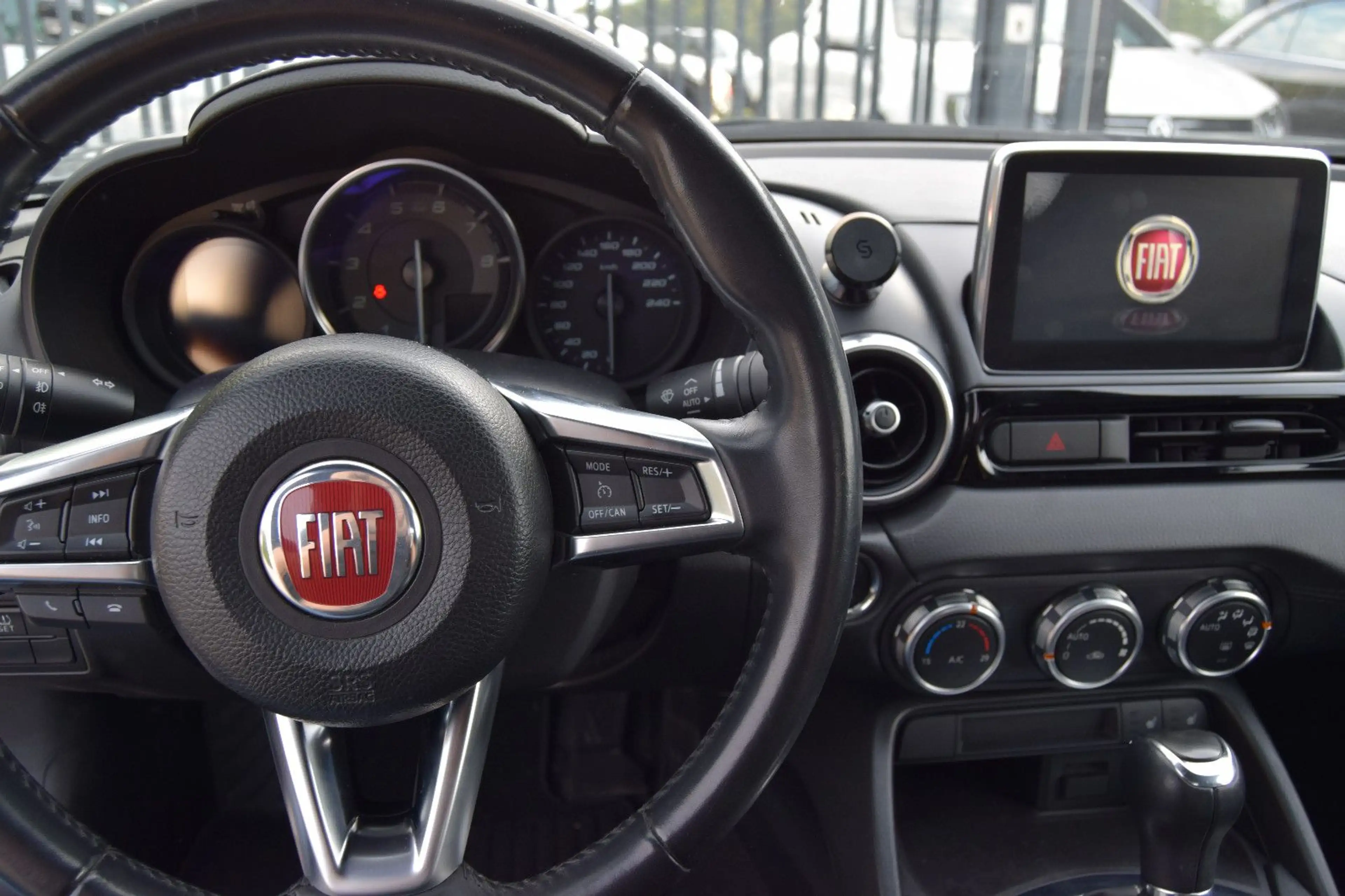 Fiat 124 Spider Lusso!!AUTOMATIK!!Navi,Leder,Xenon ,, — photo 12
