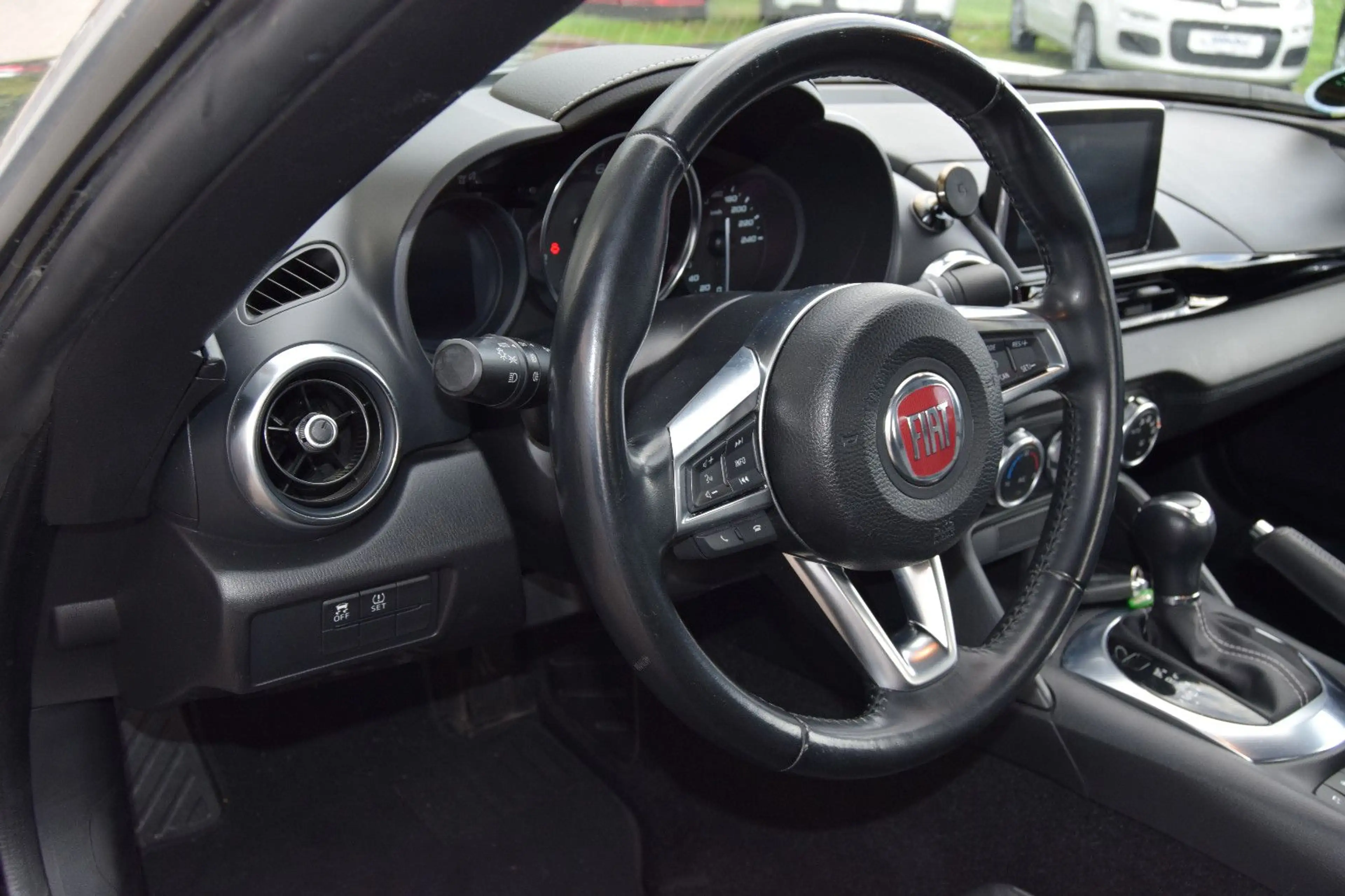 Fiat 124 Spider Lusso!!AUTOMATIK!!Navi,Leder,Xenon ,, — photo 10