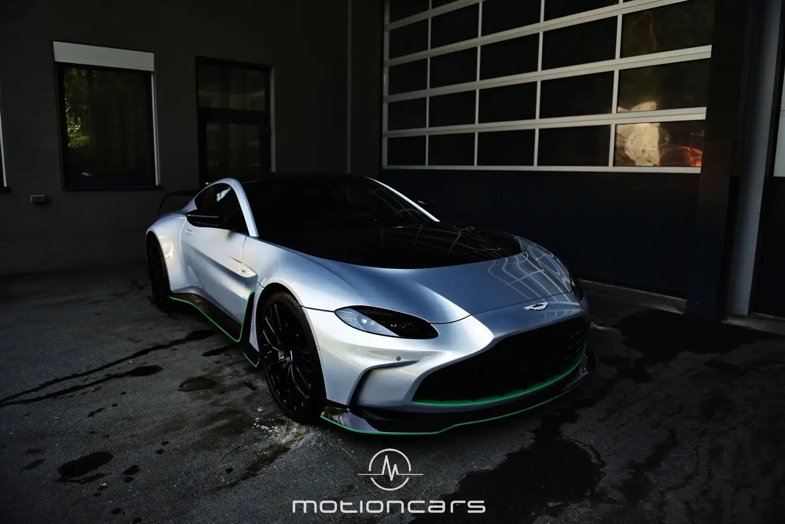 Aston Martin Vantage V12 Vantage Coupe 1 of 333 EXP € 266.650,- Silber - 1